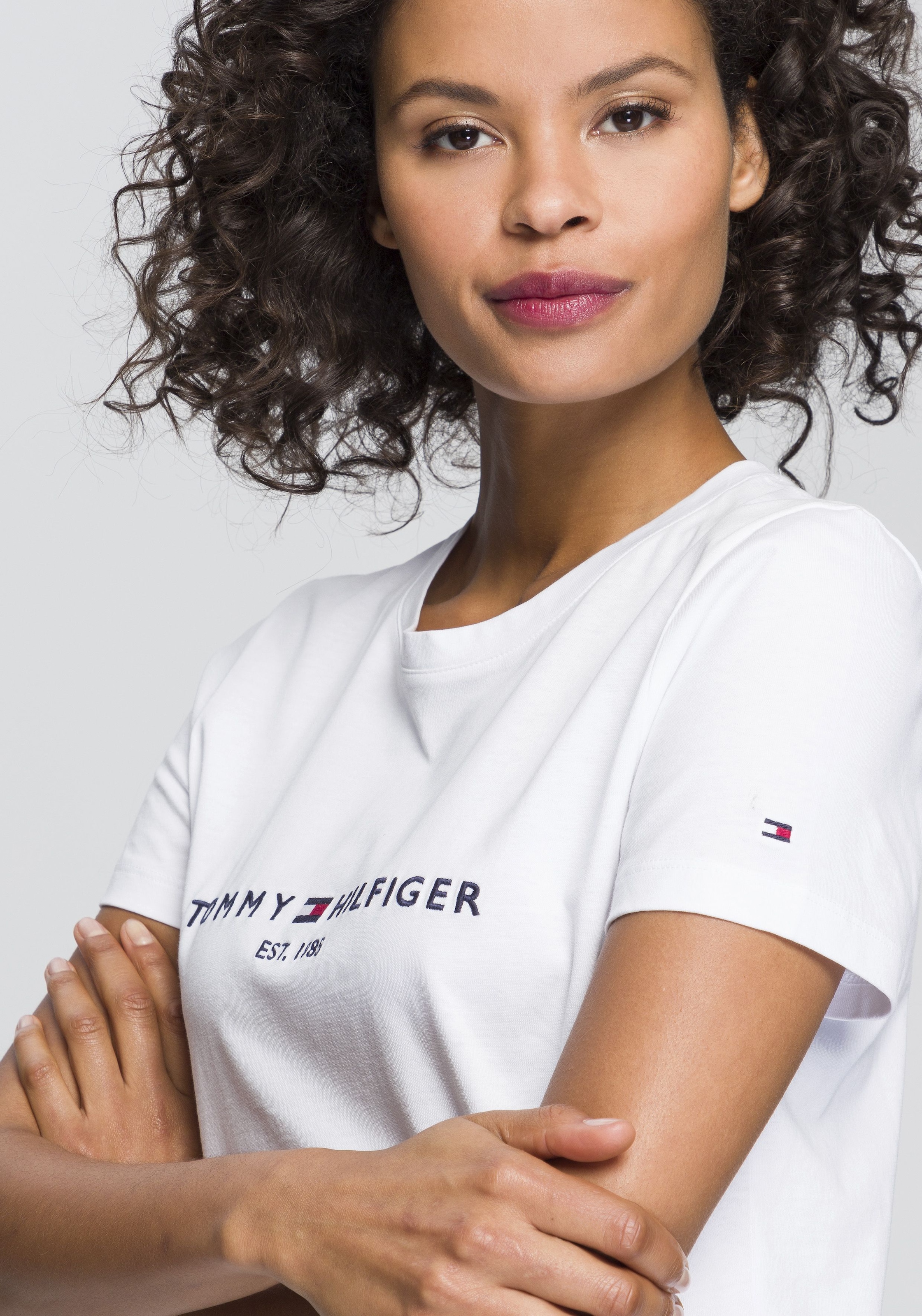 Tommy Hilfiger Rundhalsshirt »HERITAGE HILFIGER C-NK REG TEE«, mit gesticktem Tommy Hilfiger Linear Logo-Schriftzug