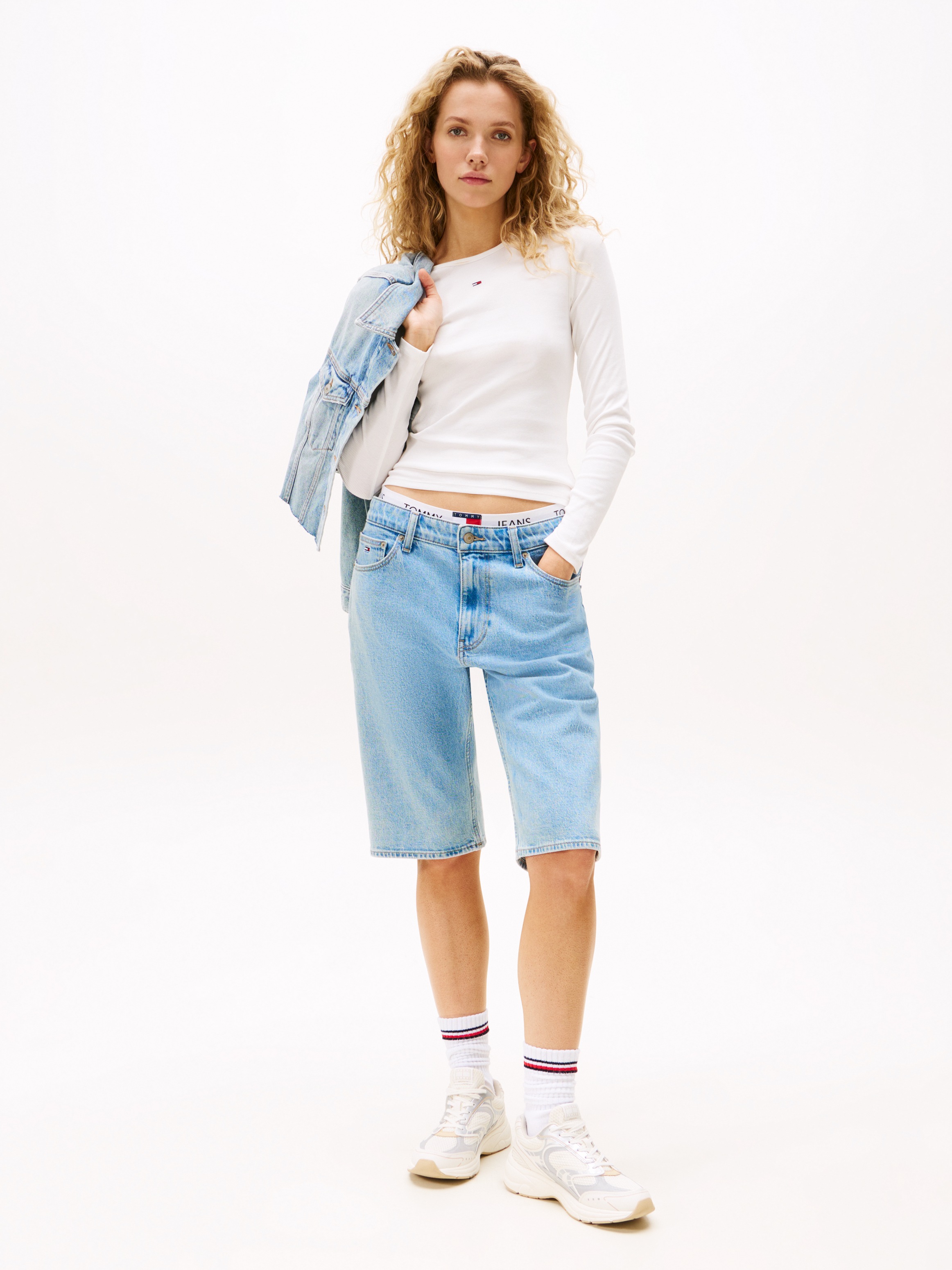 Tommy Jeans Langarmshirt »TJW SLIM ESSENTIAL RIB LS«, mit Logostickerei