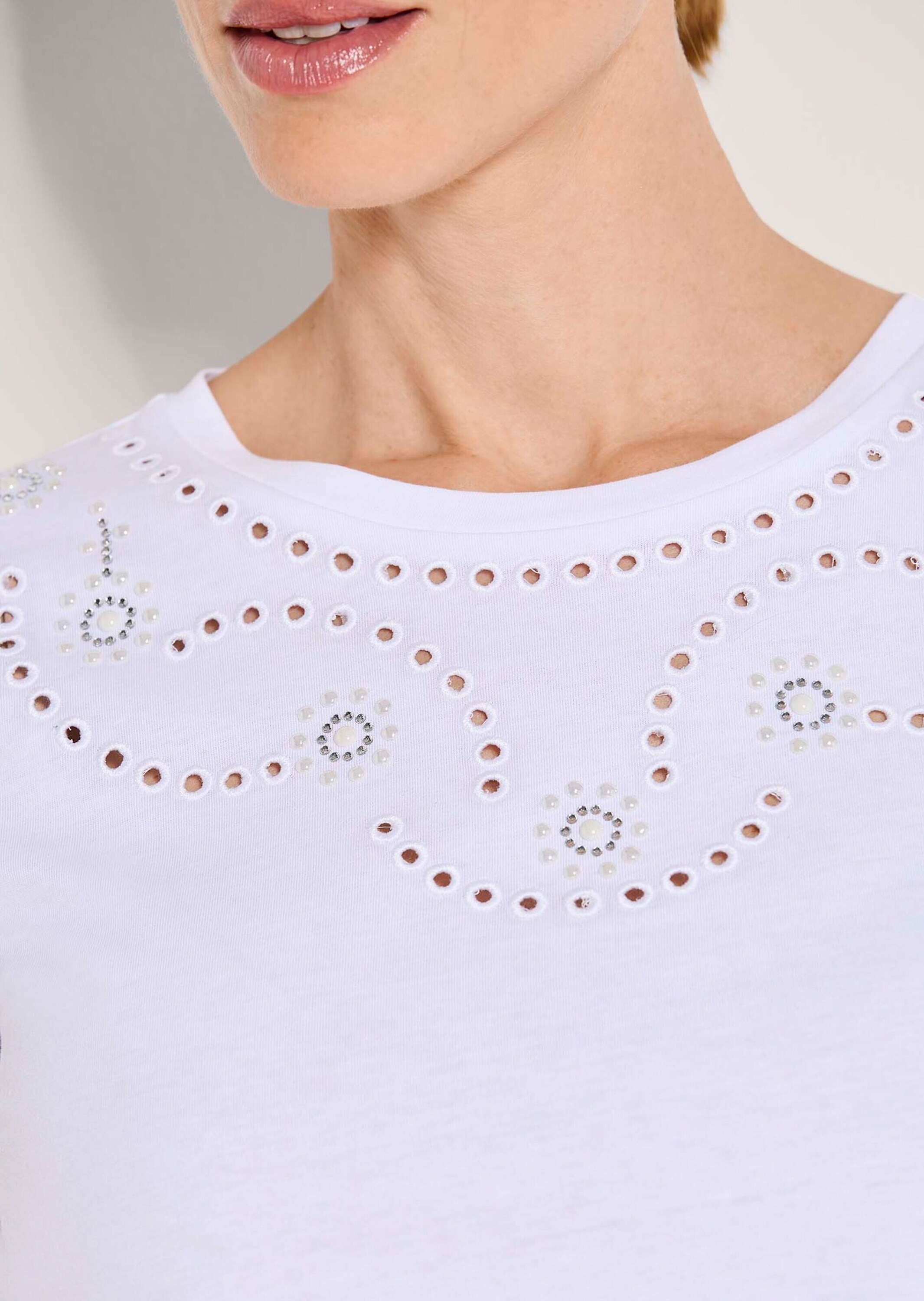 MADELEINE Kurzarmshirt »Shirt Elegantes Kurzarm-Oberteil mit Stickerei« Lochstickerei