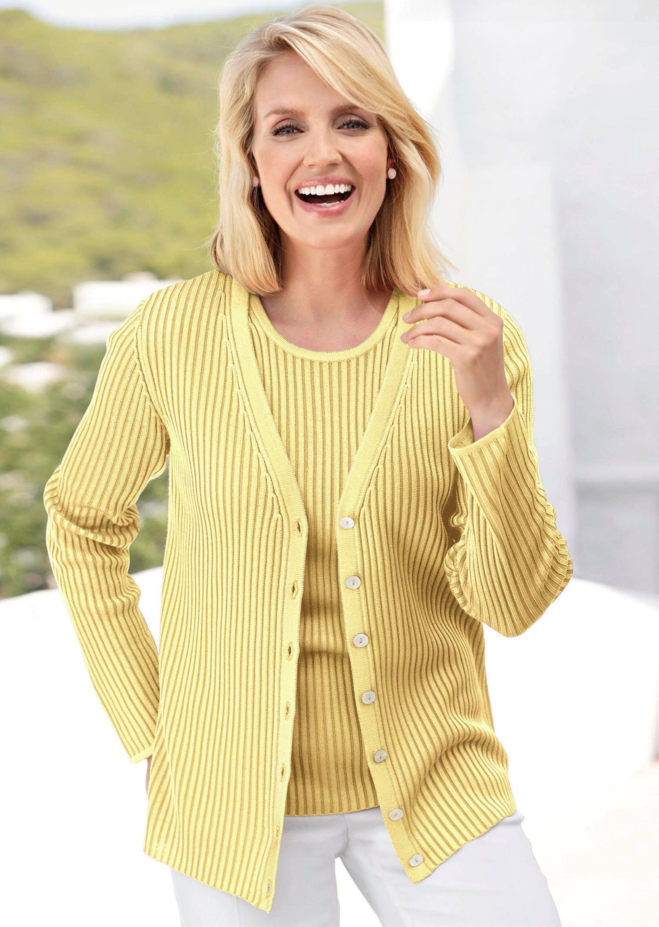 GOLDNER Strickjacke »Pflegeleichte Strickjacke in hochwertiger Rippenstruktur« Mit echten Perlmuttknöpfen
