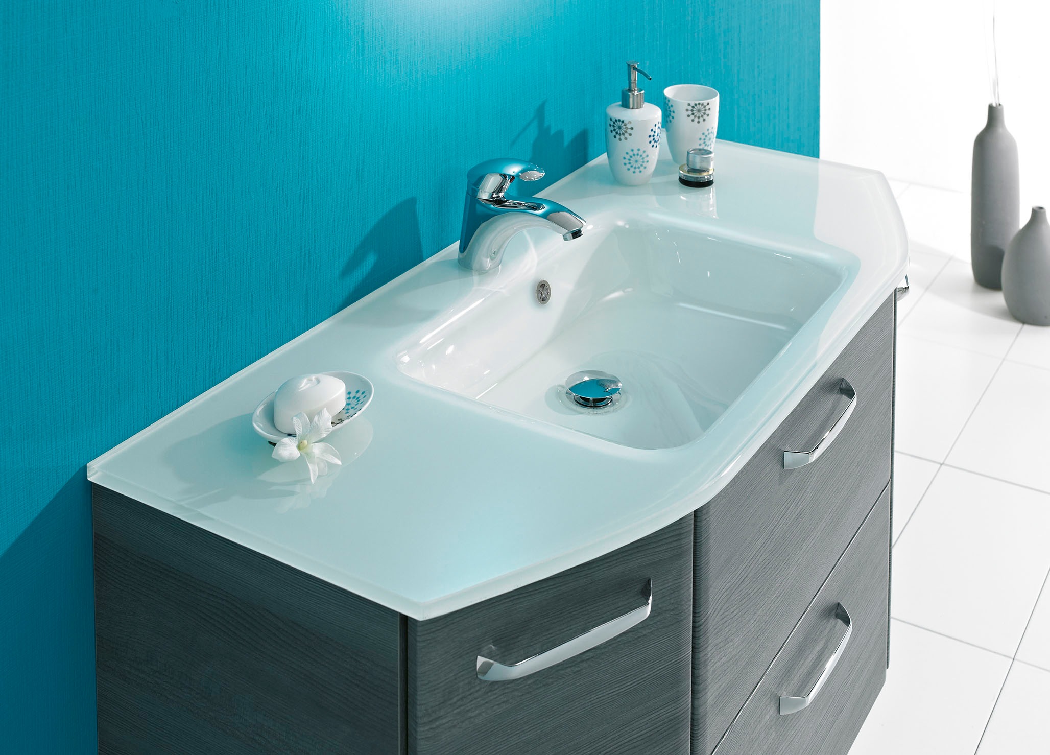 Saphir Waschtisch »Quickset Waschplatz inkl. Glaswaschtisch, 112 cm breit, 2 Türen«, Unterschrank mit Waschbecken, inkl. Türdämpfer, Griffe Chrom Glanz