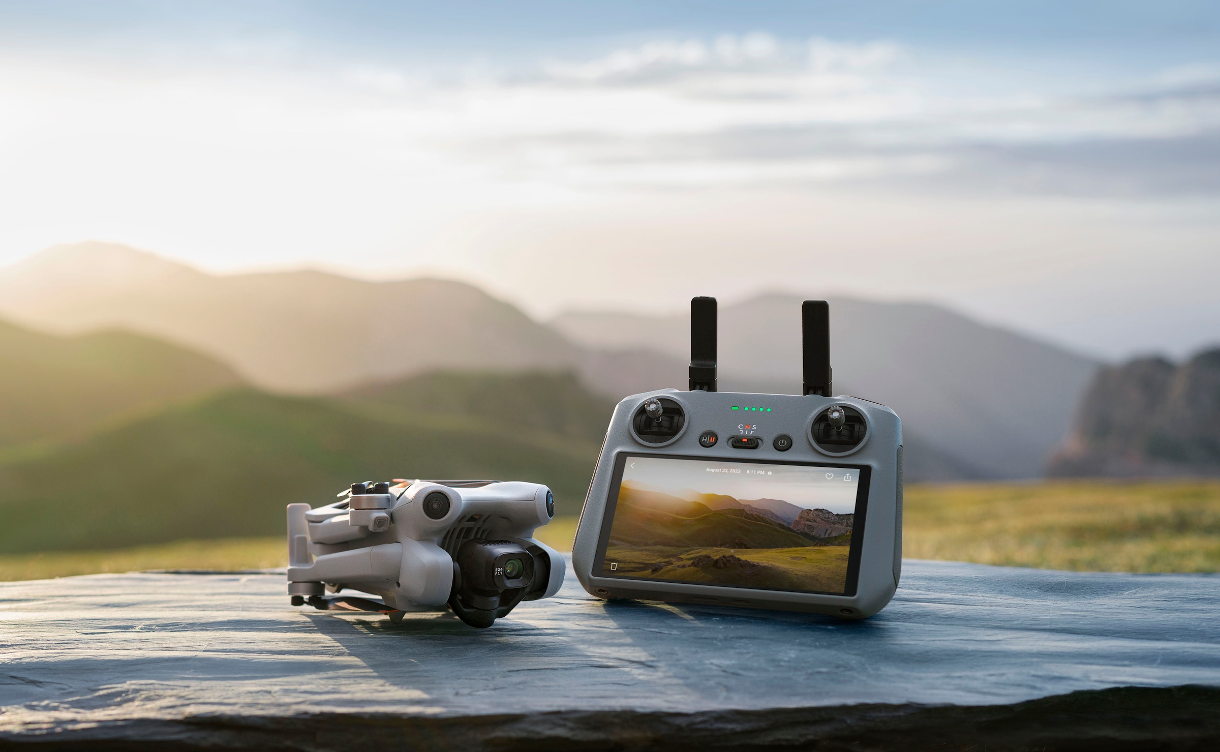 DJI Drohne »Mini 4 Pro«, (DJI RC 2 Fernsteuerung)