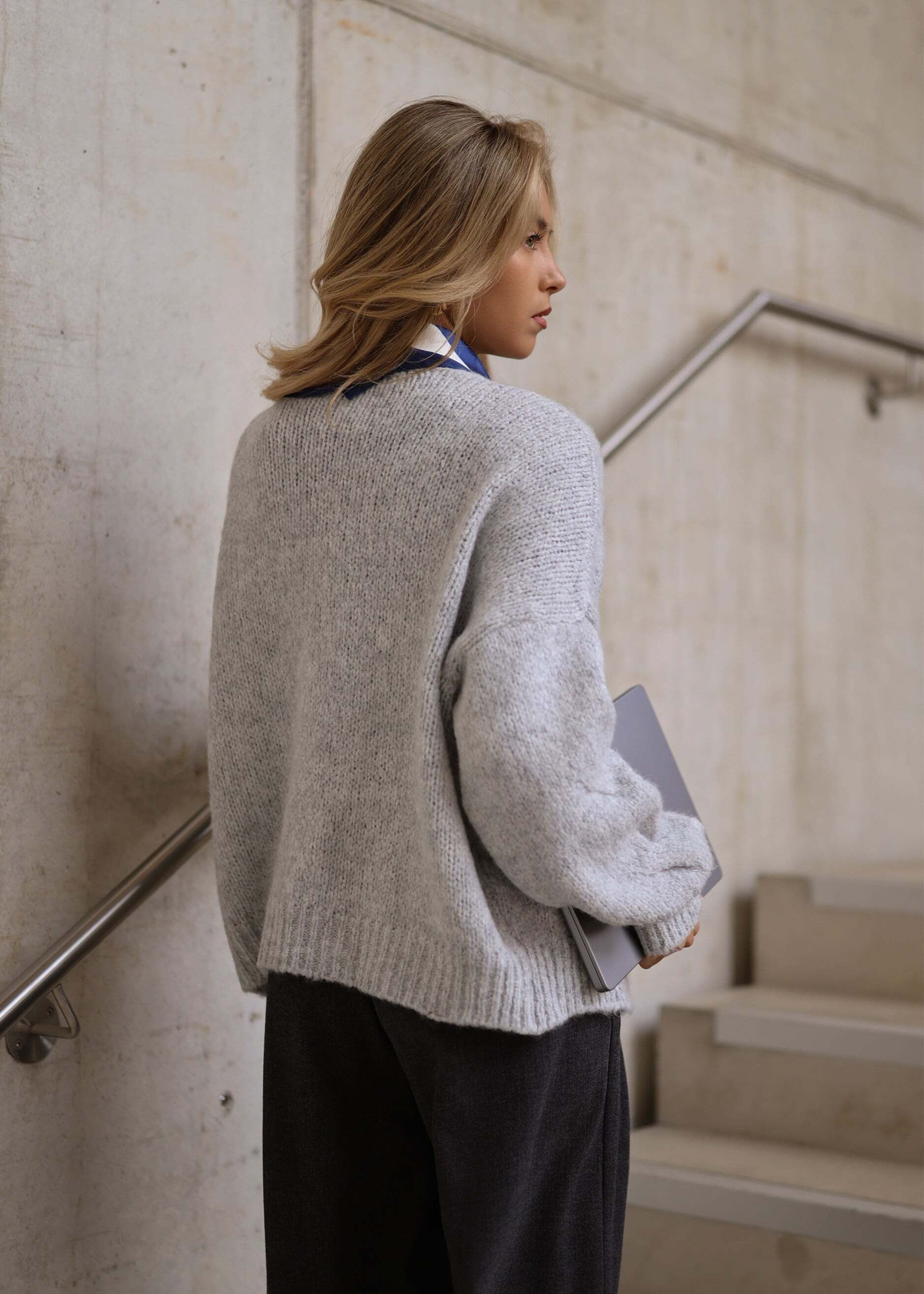 SASSYCLASSY Cardigan »Grob gestrickter Cardigan mit Zopfmuster« Locker geschnittener Cardigan in Grau