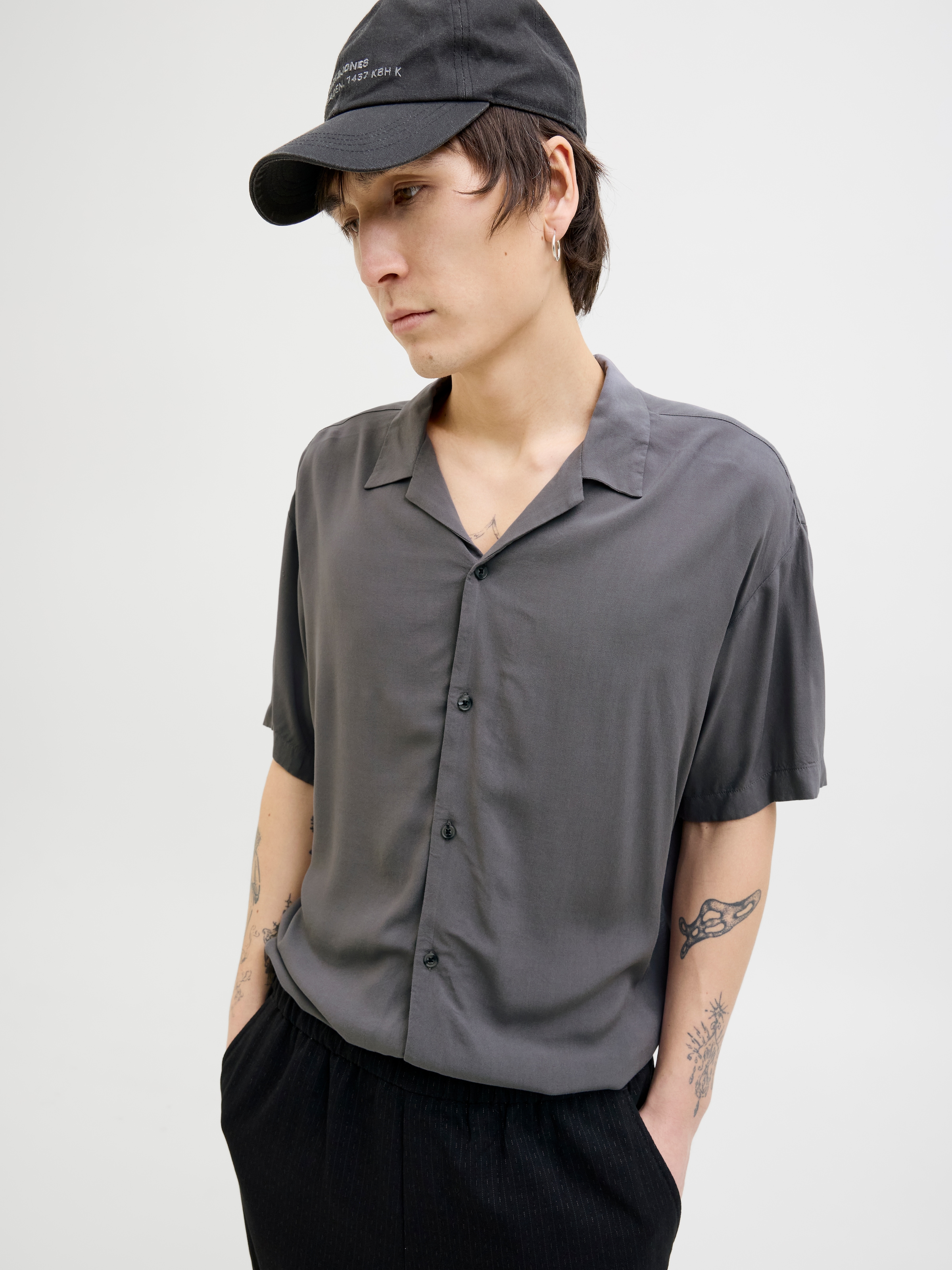 Jack & Jones Kurzarmhemd »JJEJEFF SOLID RESORT SHIRT S/S SN«, mit Resort Kragen