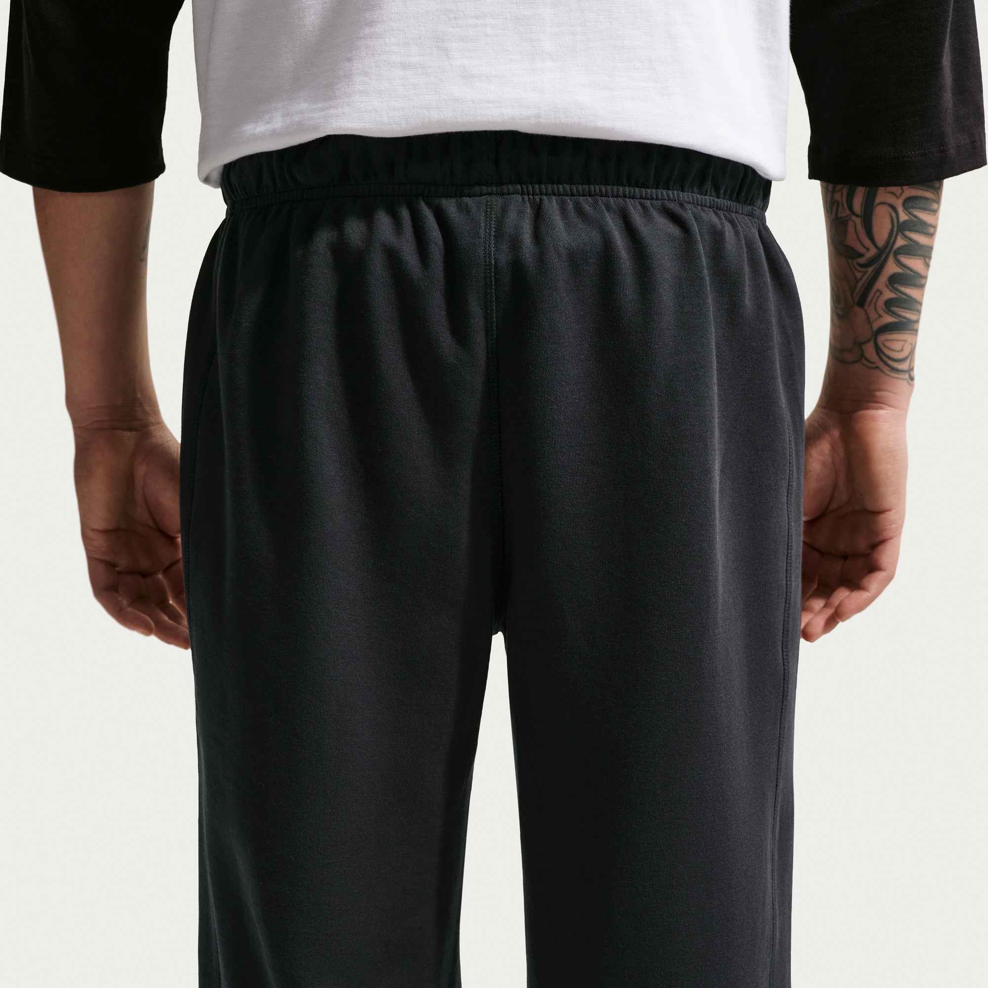 Nike Sportswear Trainingshose »M NK CLUB VARSITY OH PANT«  für Sportmode und Streetwear, mit sportlichem Schnitt