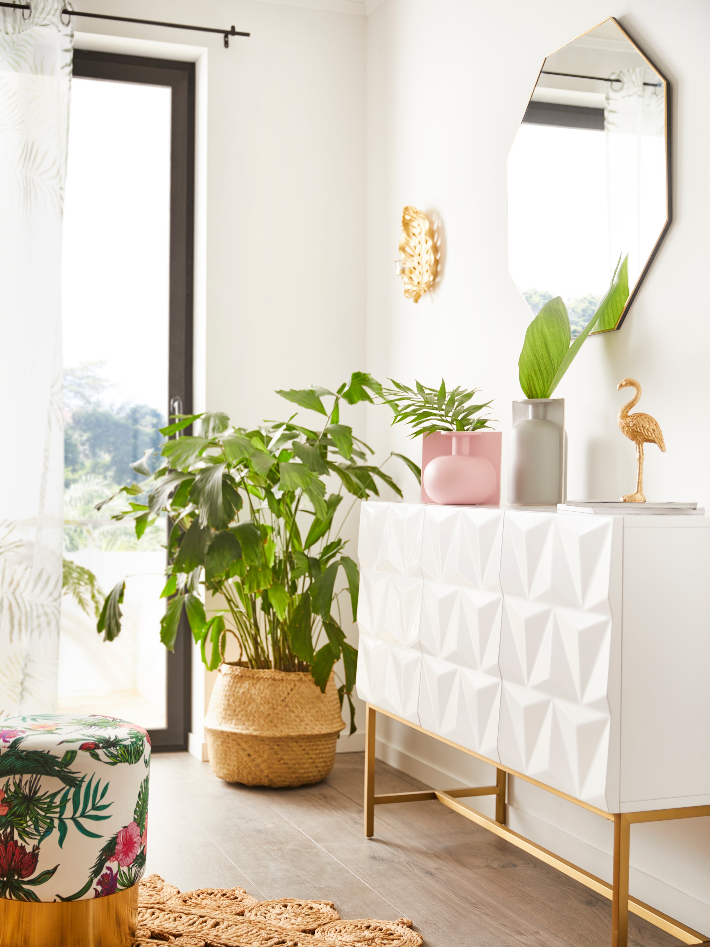 Leonique Sideboard »Rovuma, TOPSELLER!«, (Kommode, FSC-zertifizierter Holzwerkstoff, lackiert), in 3D-Optik und goldfarbenem Metallgestell
