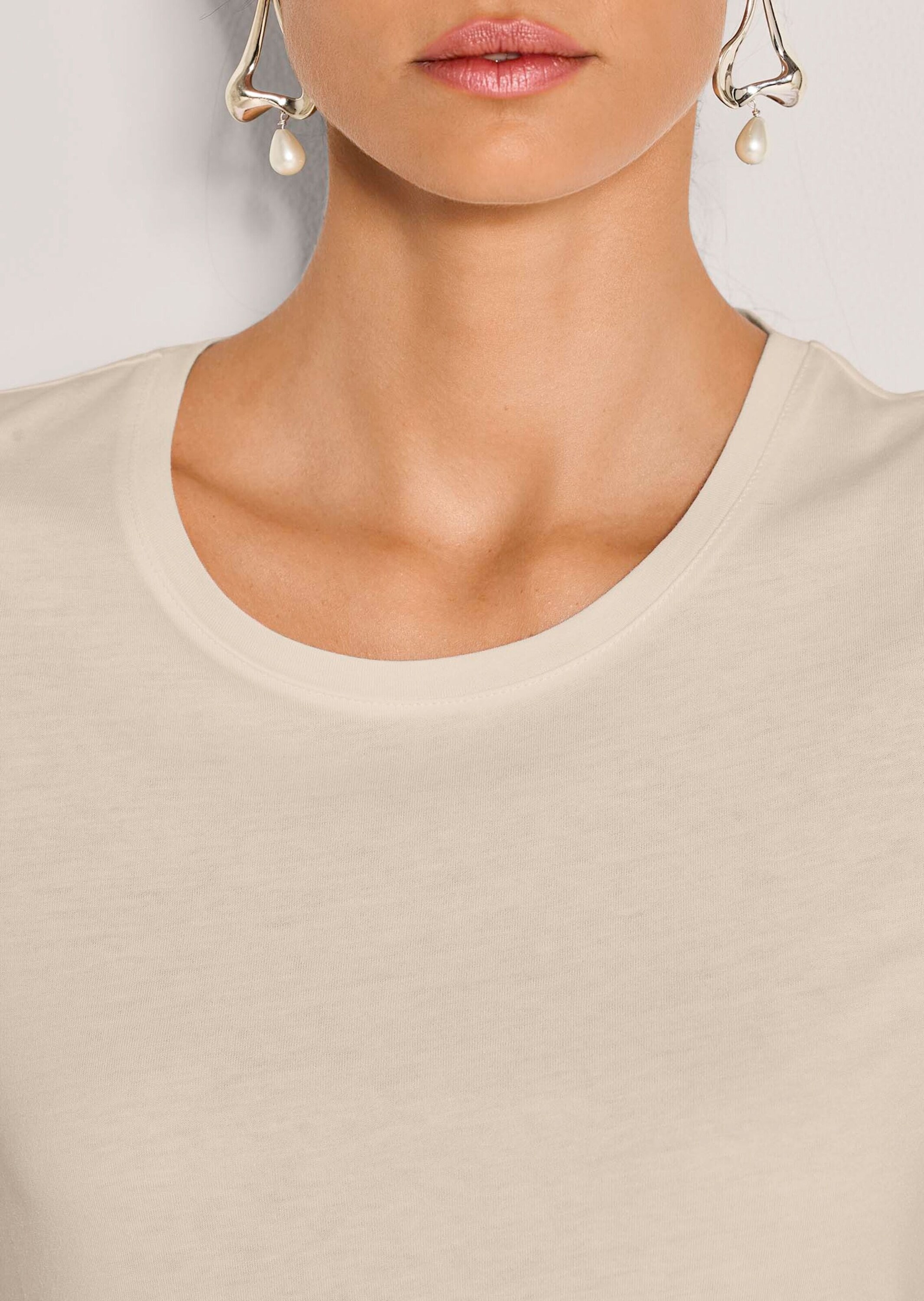 MADELEINE Kurzarmshirt »Shirt Schlichtes Basicshirt mit Rundhalsausschnitt« Gerader Saum