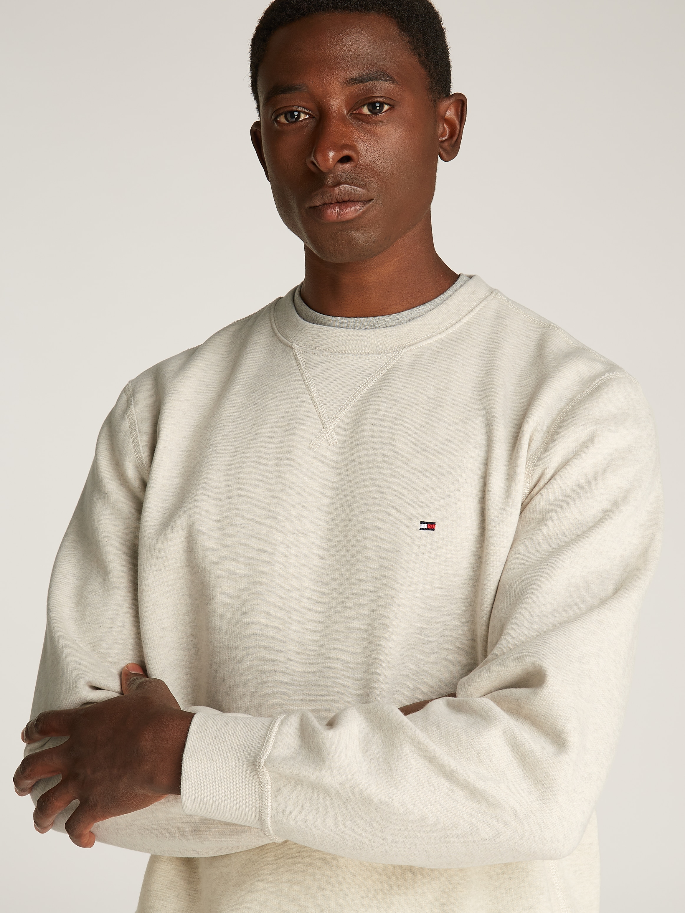Tommy Hilfiger Sweatshirt »ESS SEASONAL FLEECE CREWNECK mit Rundhals und Stickerei«, unifarben, casual, regular fit, Baumwollmix, Rundhals