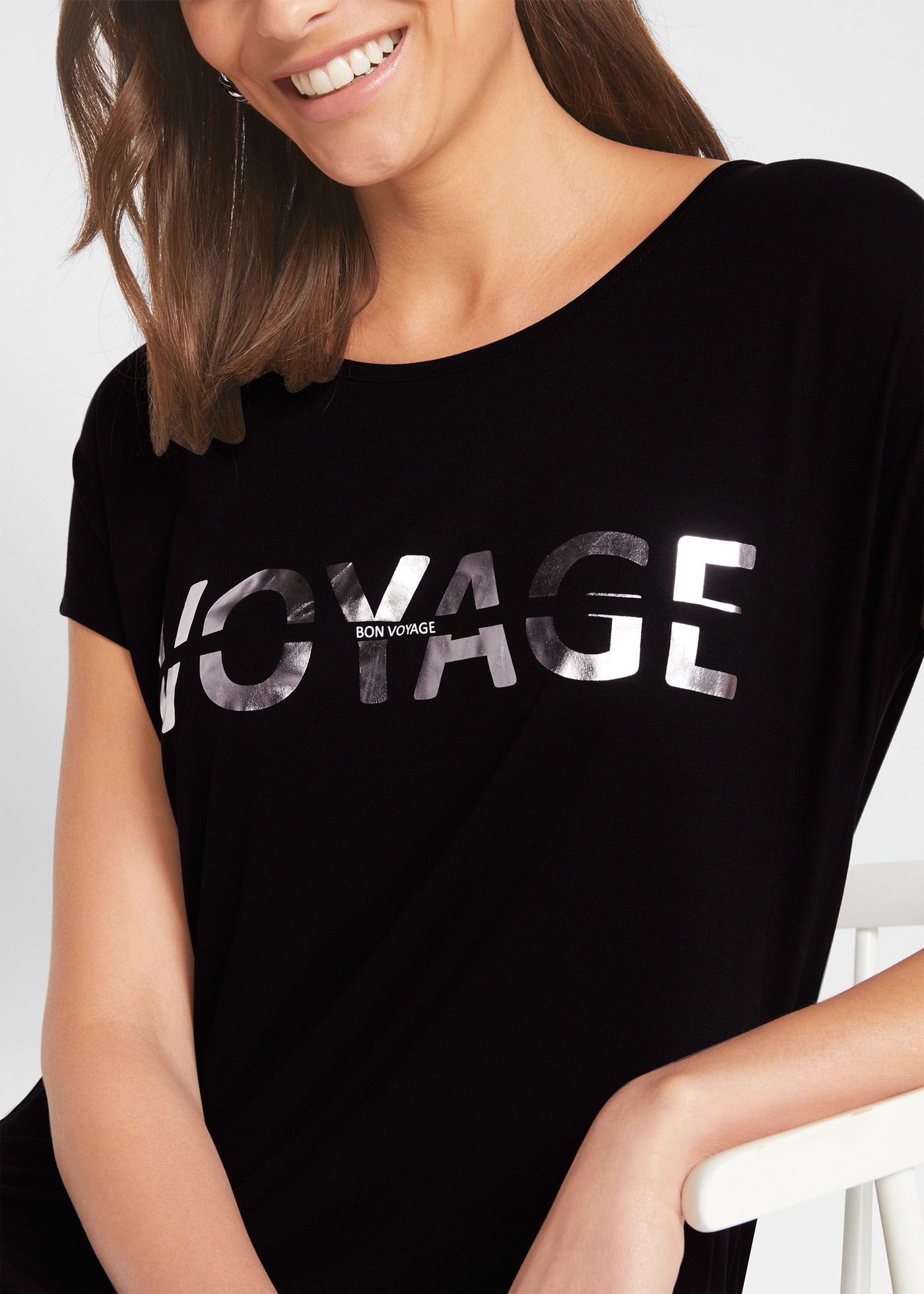 bonprix Longshirt hinten länger geschnitten, Kurzarm, mit Metallic-Druck
