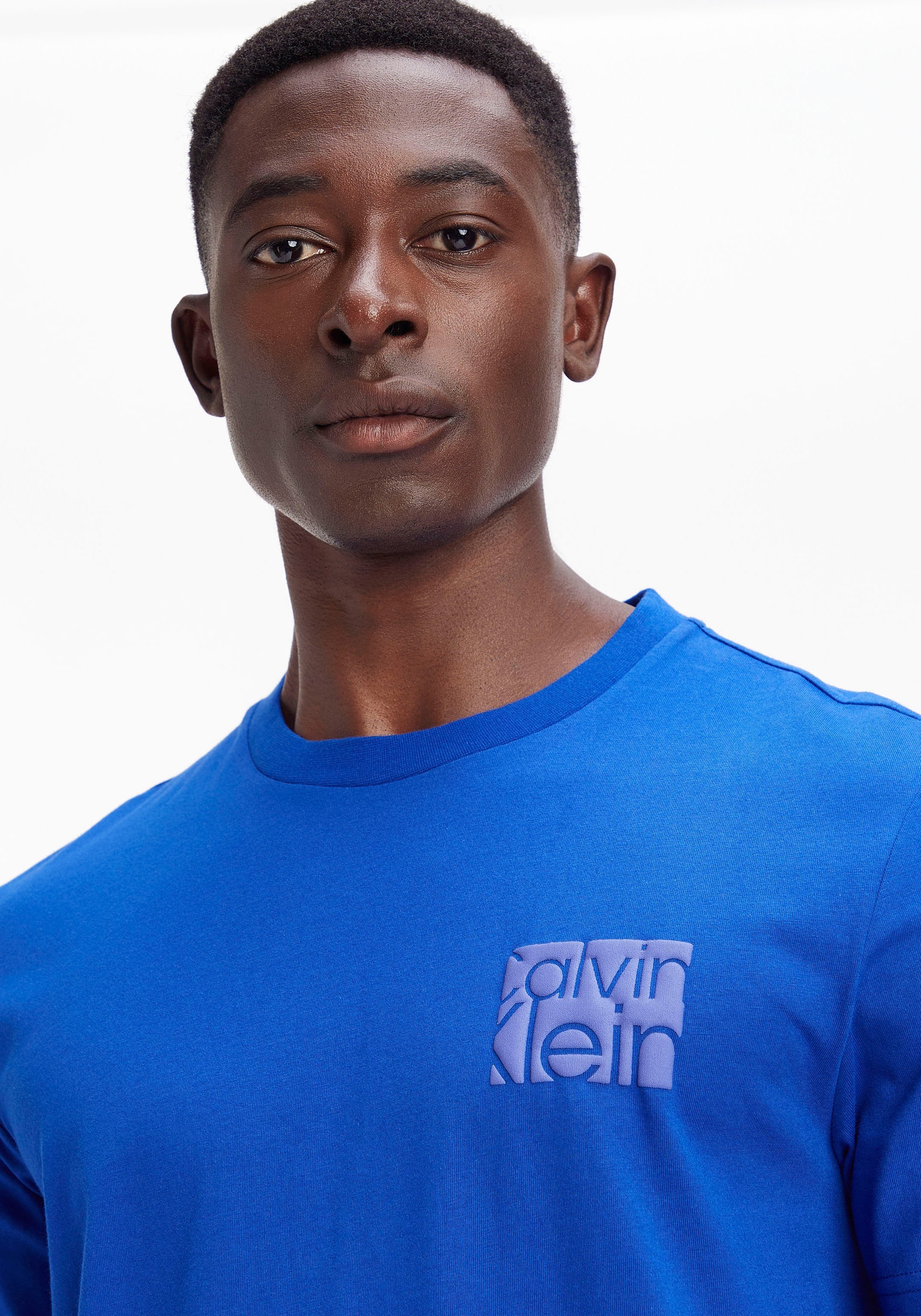 Calvin Klein online Kurzarmshirt, mit bei OTTO Logo auf shoppen der Calvin Brust Klein
