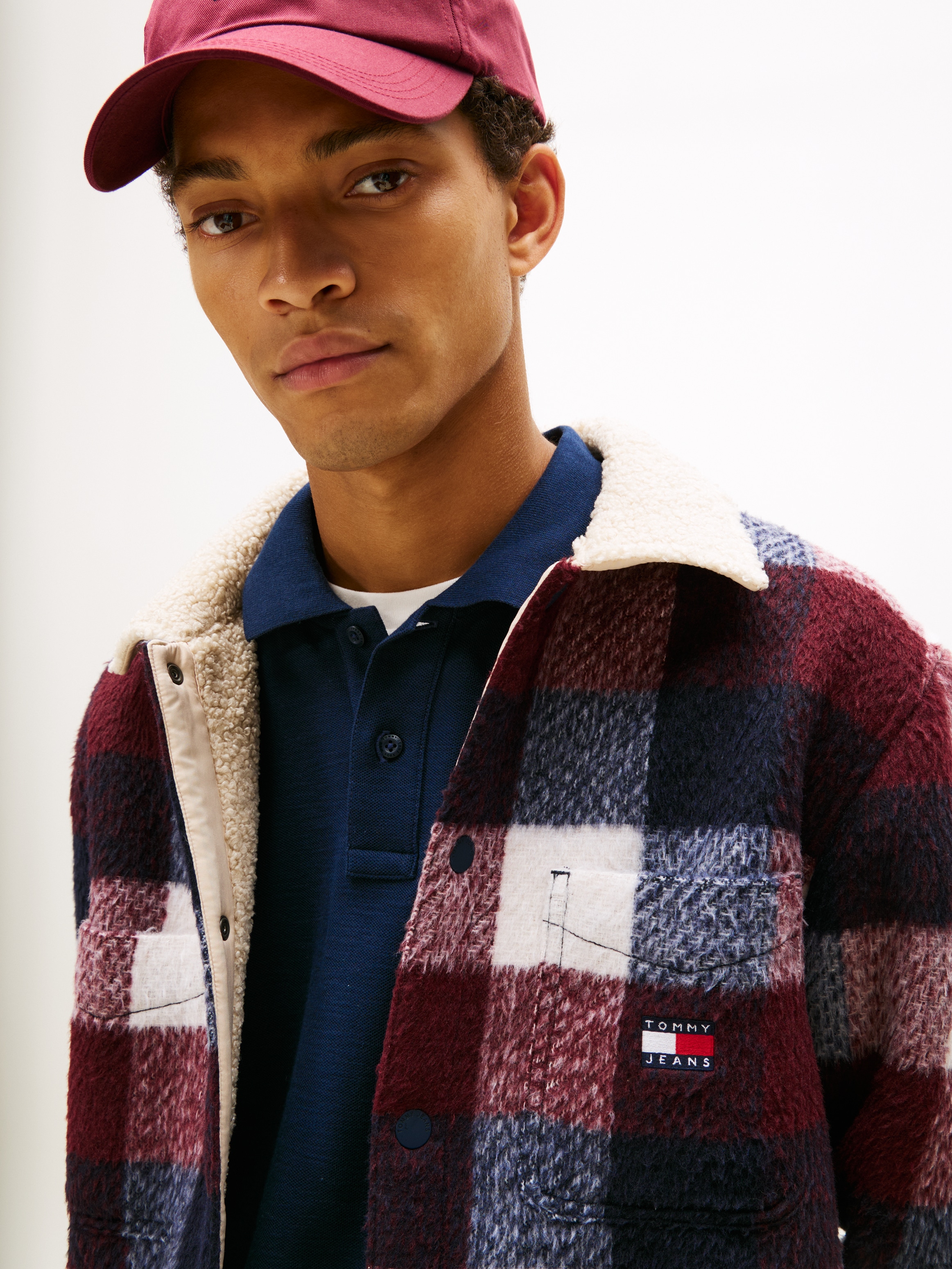 Tommy Jeans Karohemd »CHECK TEDDY OVERSHIRT«, Overshirt Jacke Holzfäller kRegular fit mit Rundhalsausschnitt