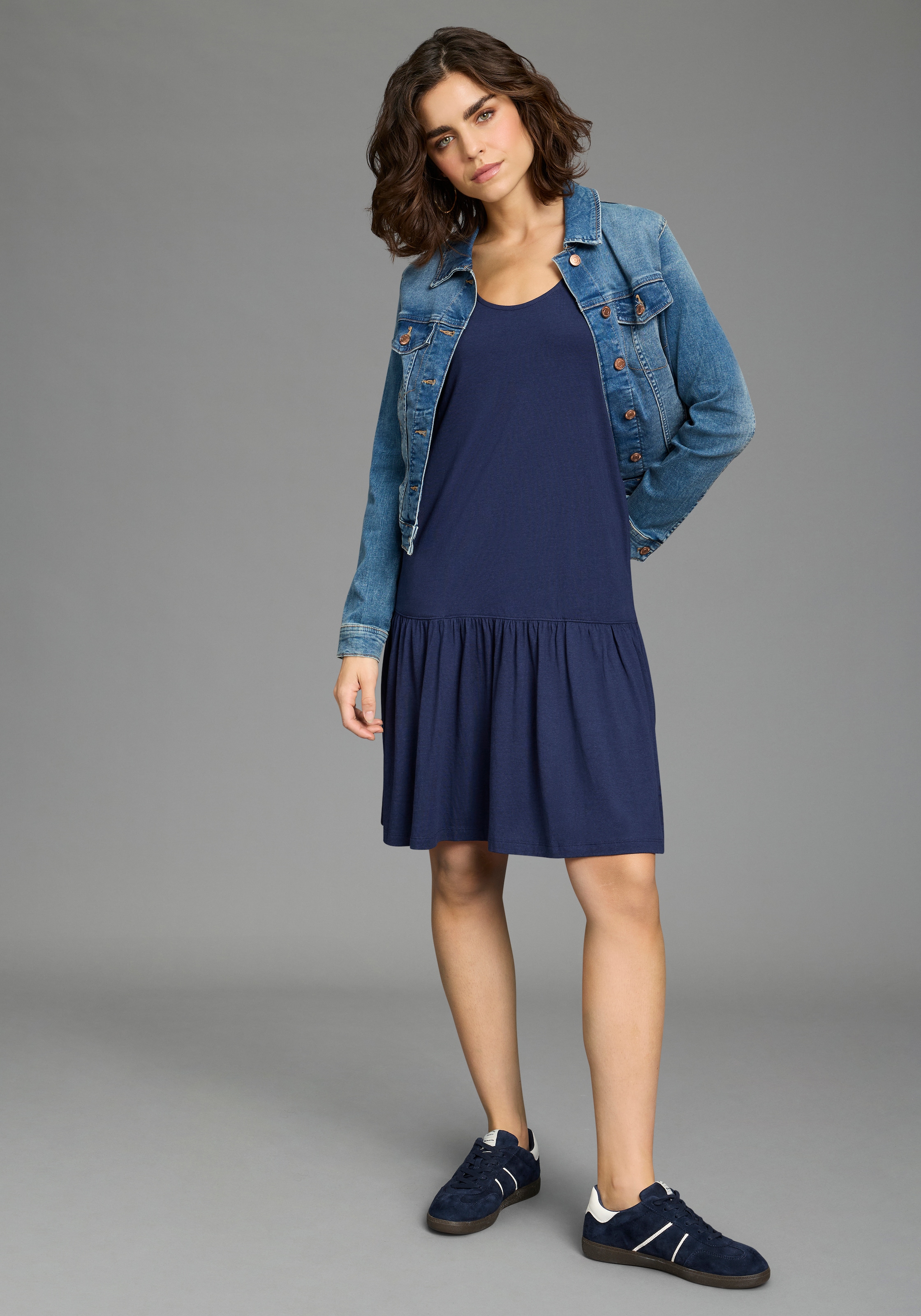 Laura Scott Sommerkleid Seitennahttaschen figurumspielende Passform, mit Rundhalsausschnitt und Tanktopträgern