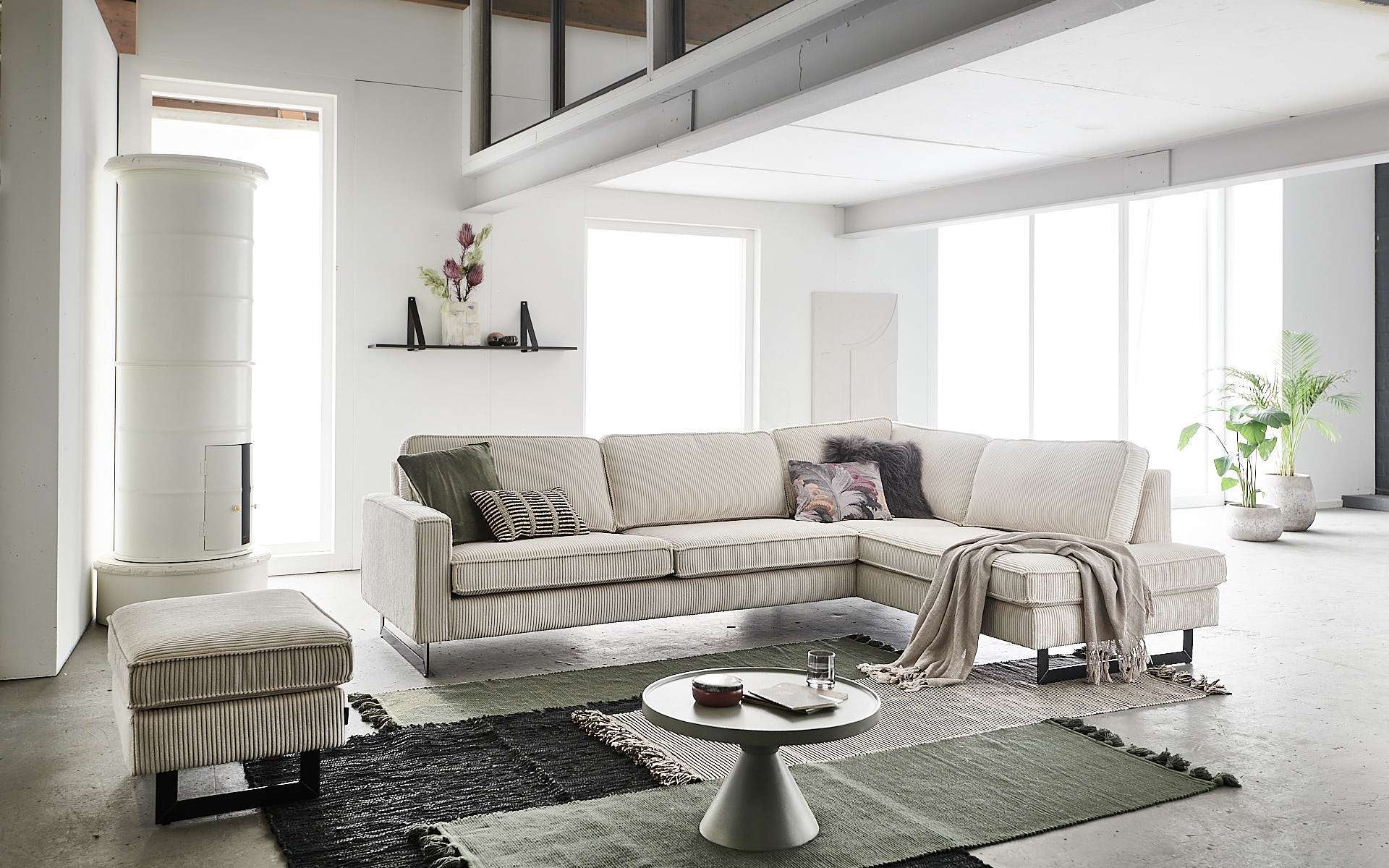 Places of Style Ecksofa »Pinto, 290 cm, Cord, Chenille, Lederoptik, Ottomane links / rechts«, mit Keder, schwarze Metallfüße, Wellenunterfederung
