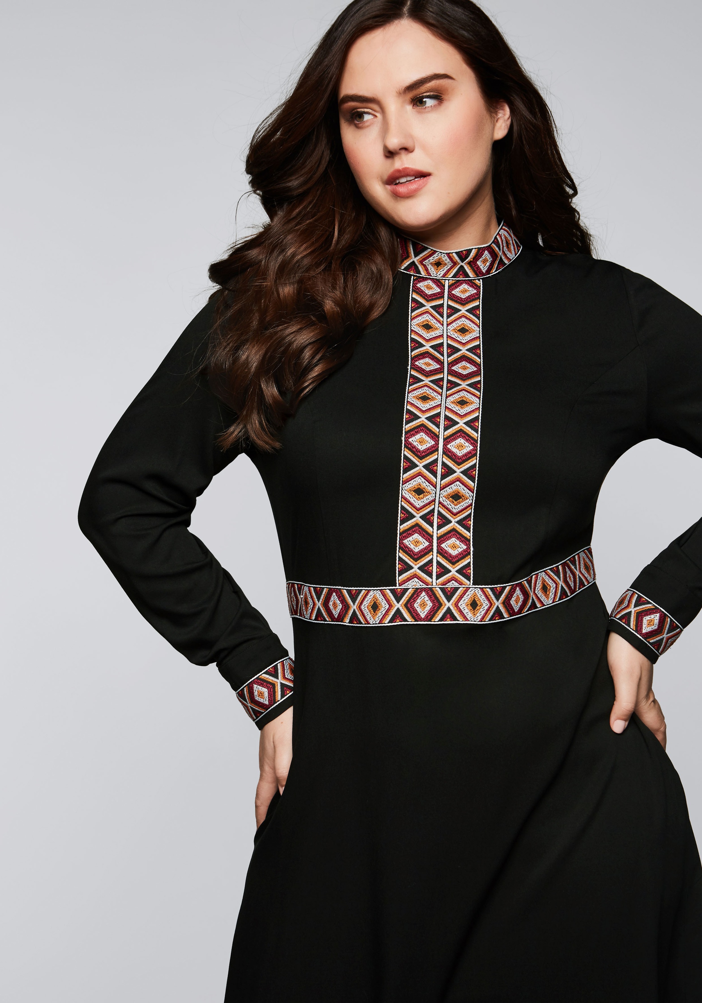 Sheego Blusenkleid, mit kontrastfarbenem, bedrucktem Band