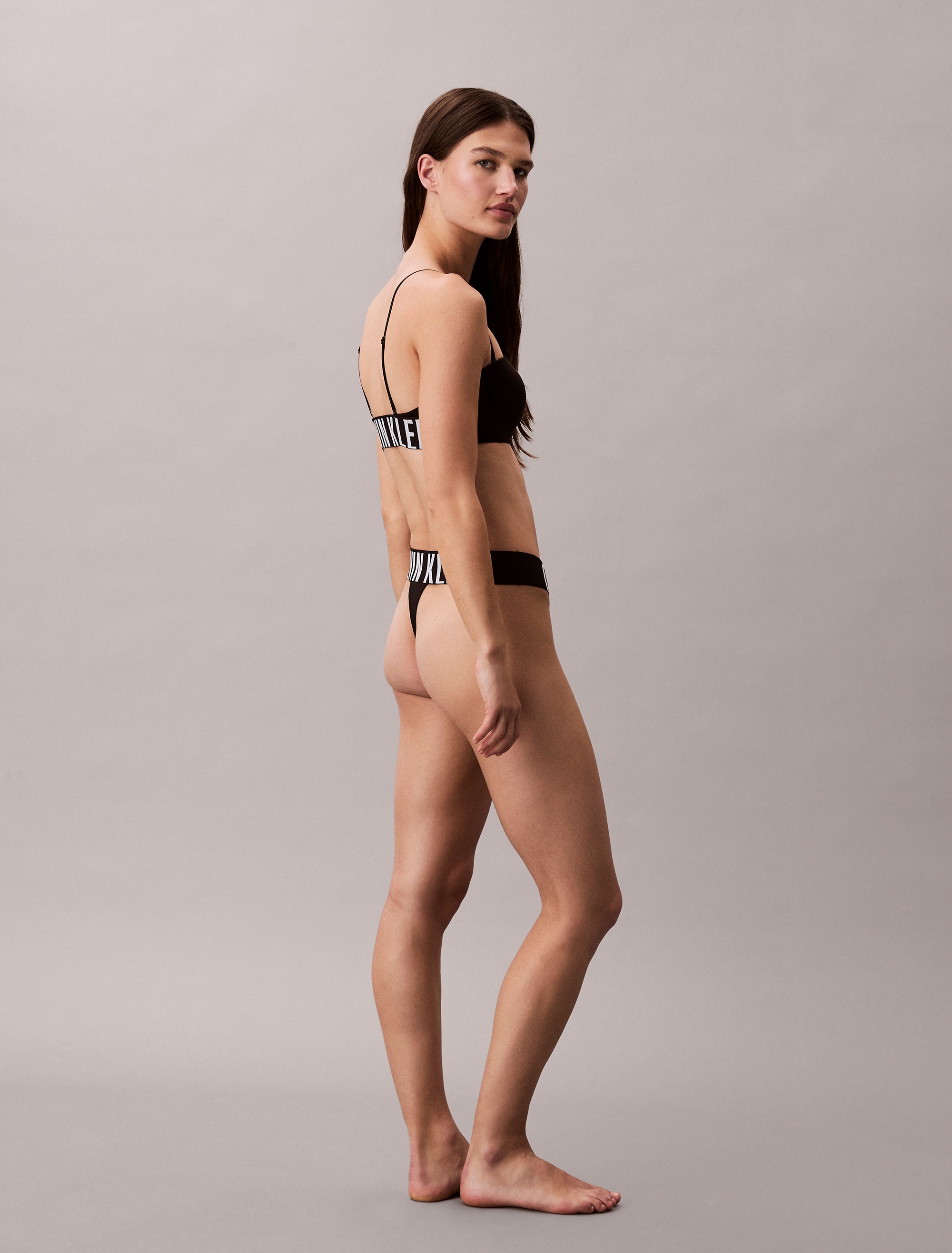 Calvin Klein Underwear String »HIGH LEG THONG«, hoher Beinausschnitt, breiter Bund mit Logoschriftzug