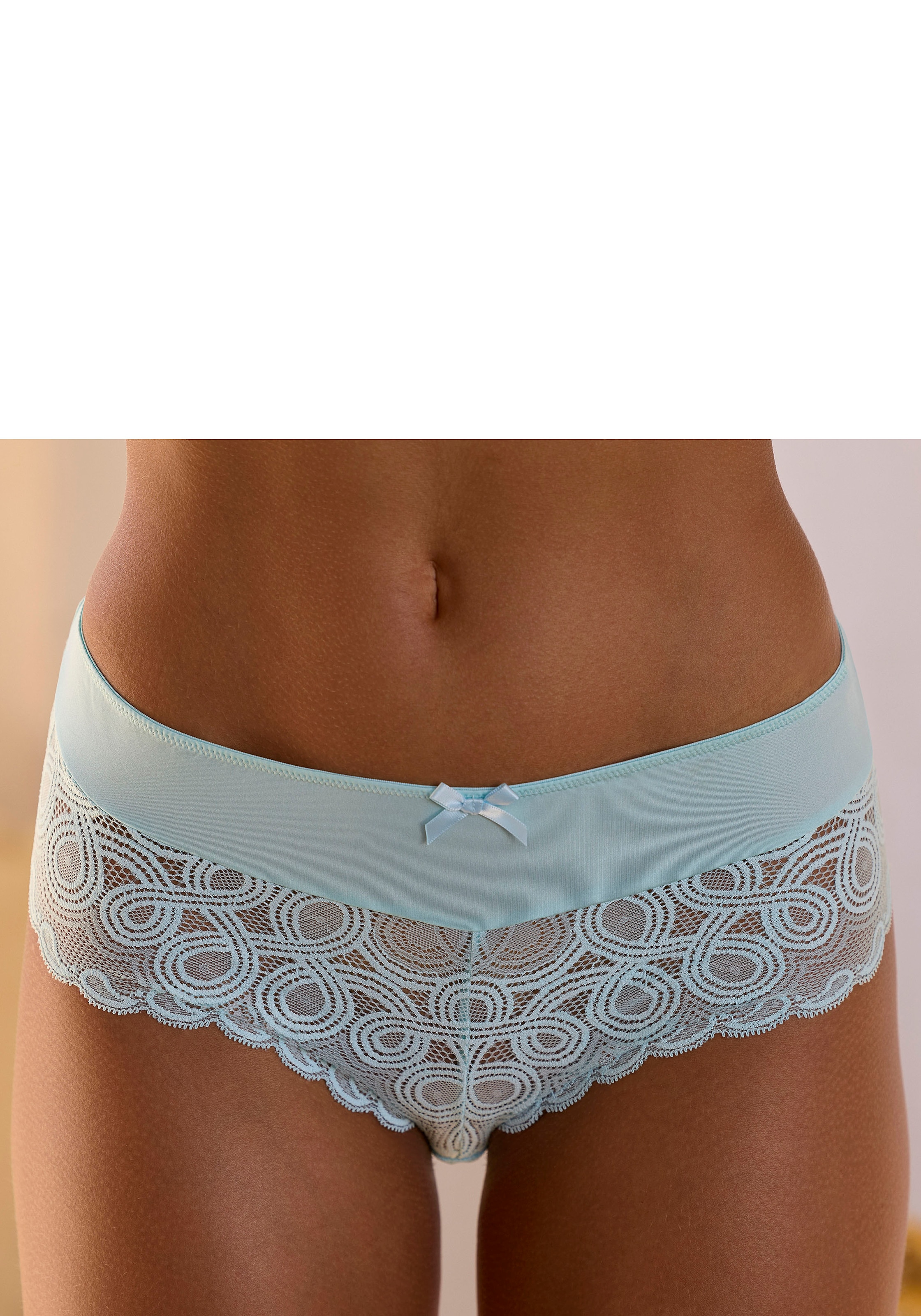 LASCANA Stringpanty, mit extravaganter Spitze und Zierschleife