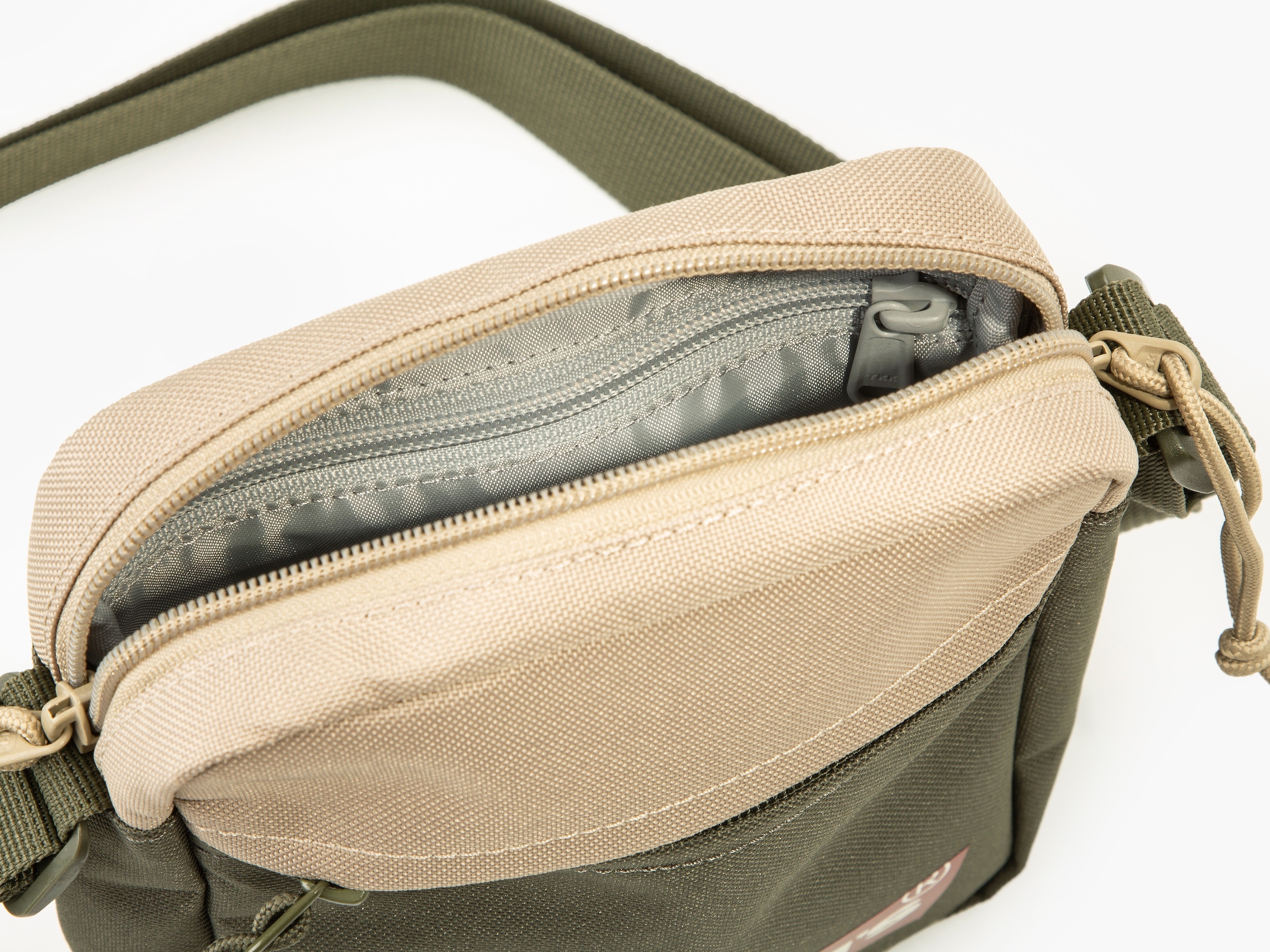 Levi's® Umhängetasche »MINI CROSSBODY SOLID (RED BATWING)« modische Mini Bag Schultertasche