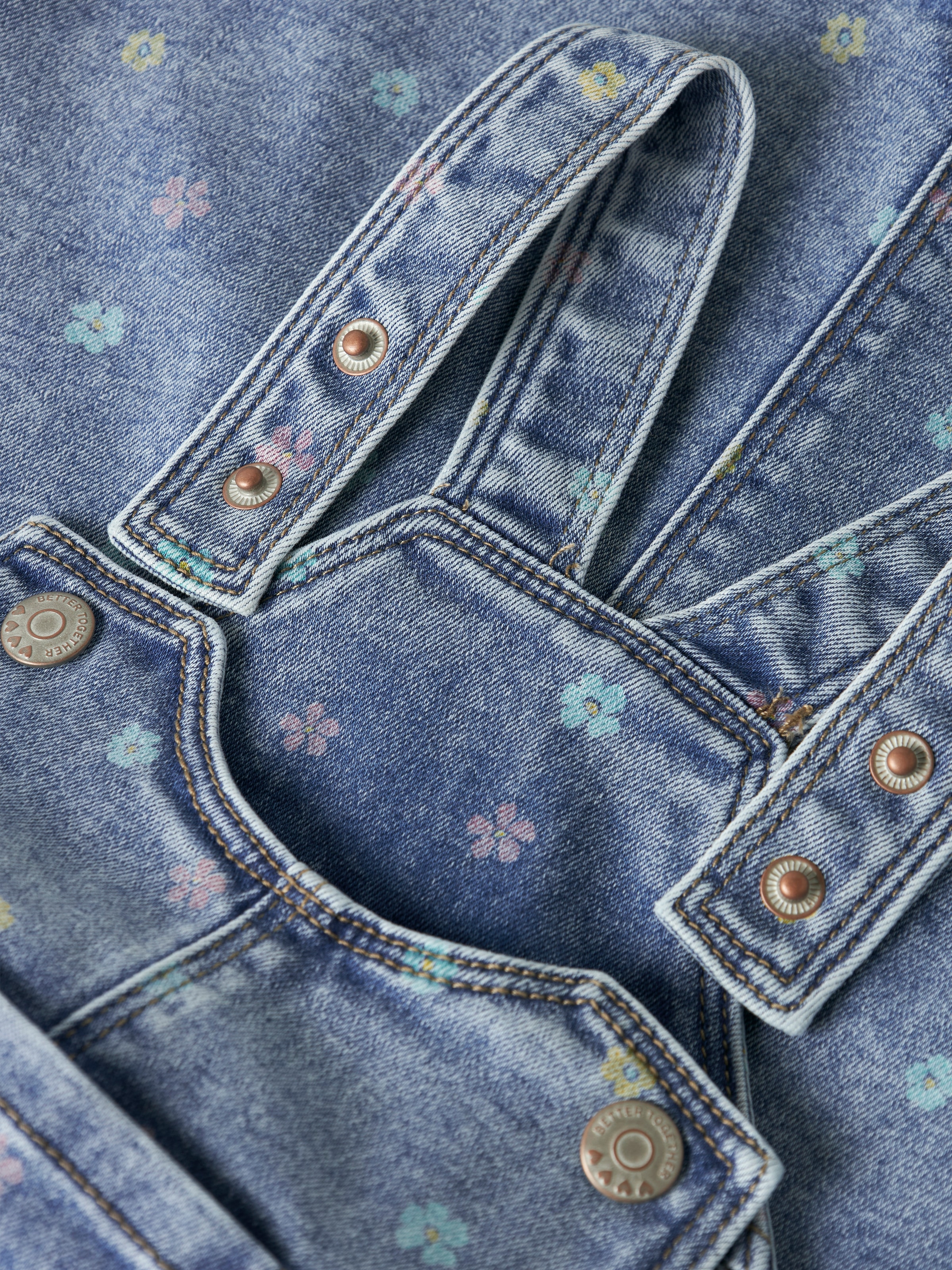 Name It Jeanskleid »NMFROSA SHORT DNM BIBSKIRT 3555-ON F« Brusttasche Denim Baumwollmischung, zarter Allover Print