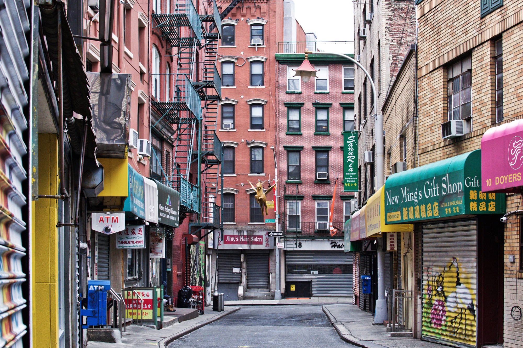 Papermoon Fototapete »MANHATTAN-NEW YORK CHINATOWN GASSE ALT STADT ZIEGEL XXL«