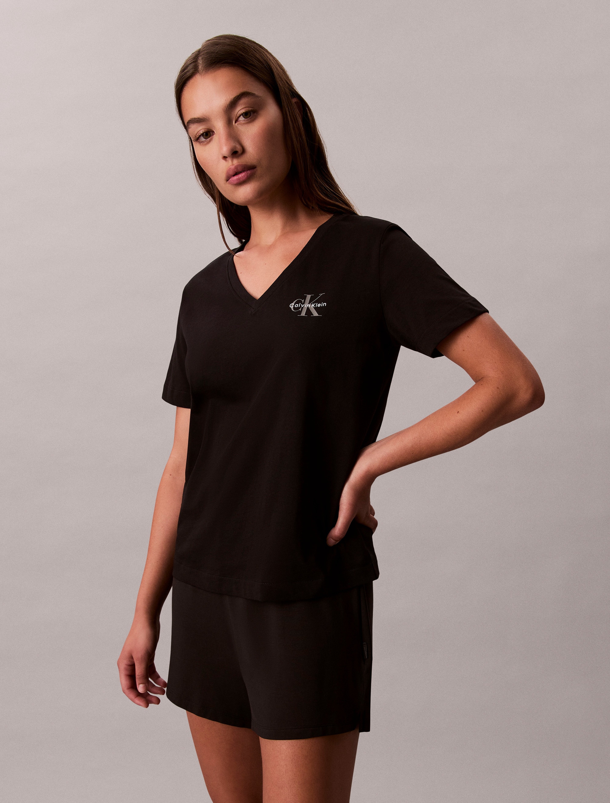 Calvin Klein Jeans Kurzarmshirt »A- Logo VN 2 pack Tee«, (Packung, 2er-Pack), Mit V-Ausschnitt