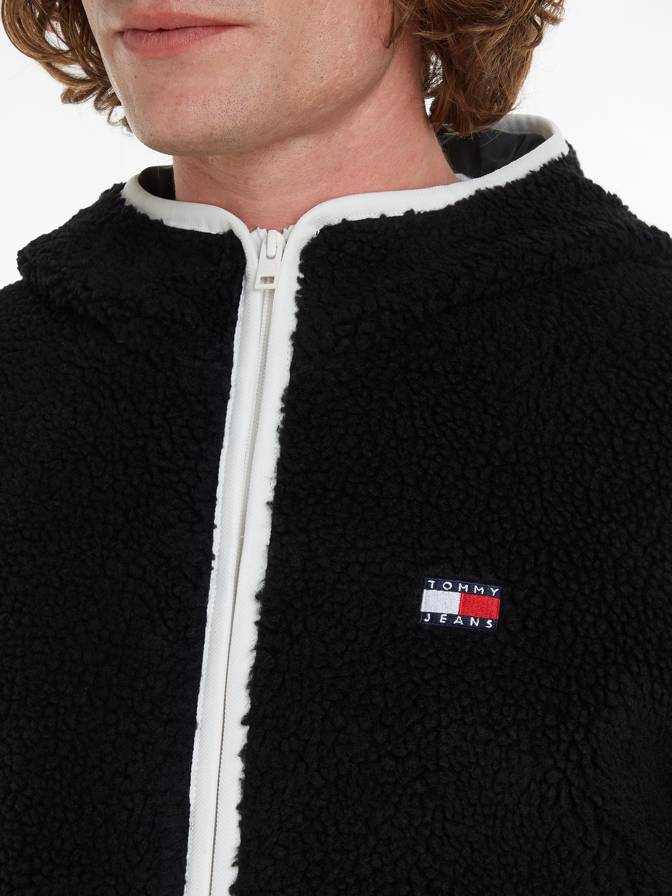 Tommy Jeans Plüschjacke »TJM REG BADGE TEDDY ZIP TRU EXT«, mit Kapuze, Freizeitjacke, Übergangsjacke, Teddyjacke mit Logopatch
