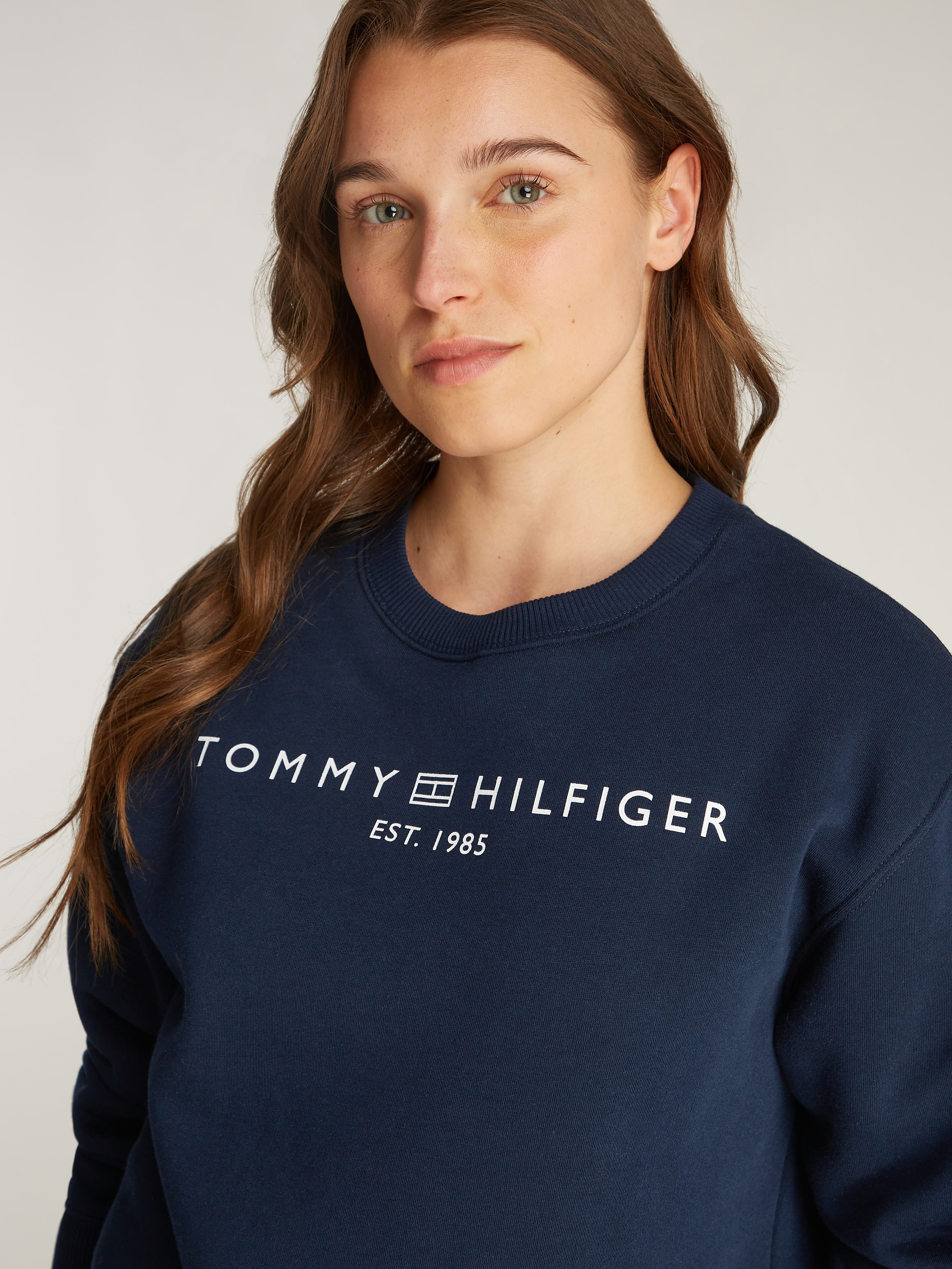 Tommy Hilfiger Sweatshirt »MDRN REG CORP LOGO C-NK SWTSHRT«, mit Logoschriftzug