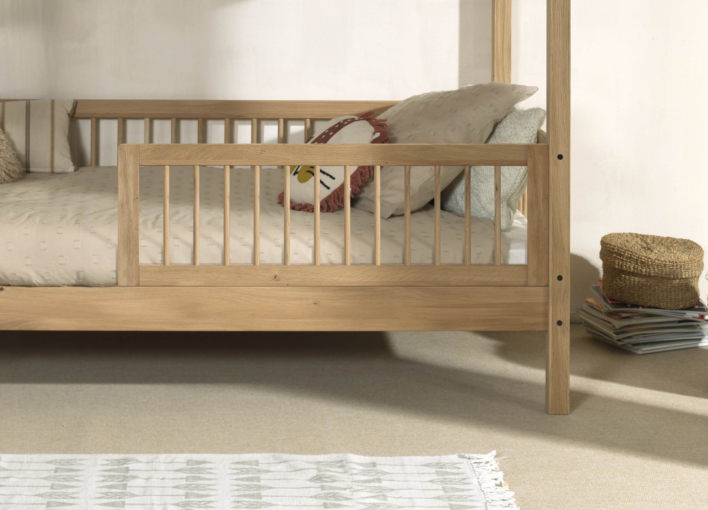 Home affaire Daybett »Forrest 90/200 aus massiver Eiche, Oberfläche geölt, stabil gebaut«, (B/H/T ca. 207,5x68x97,5cm, inkl. Massivholz Rolllattenrost), mit Sprossenumrandung, Rausfallschutz vorne, ohne o. mit Bettschublade