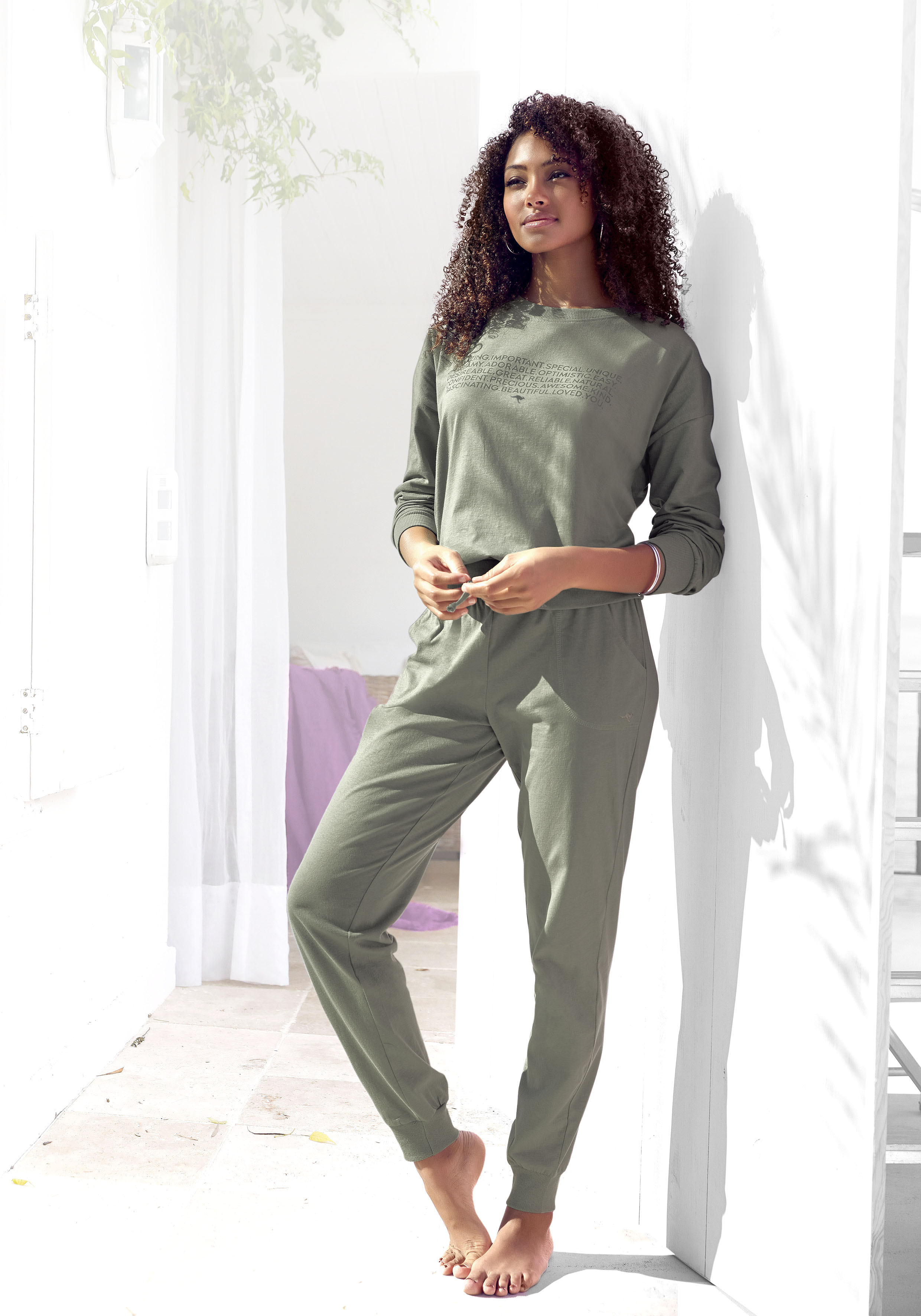 Pyjama, (2 tlg., 1 Stück), mit Slogan-Frontdruck