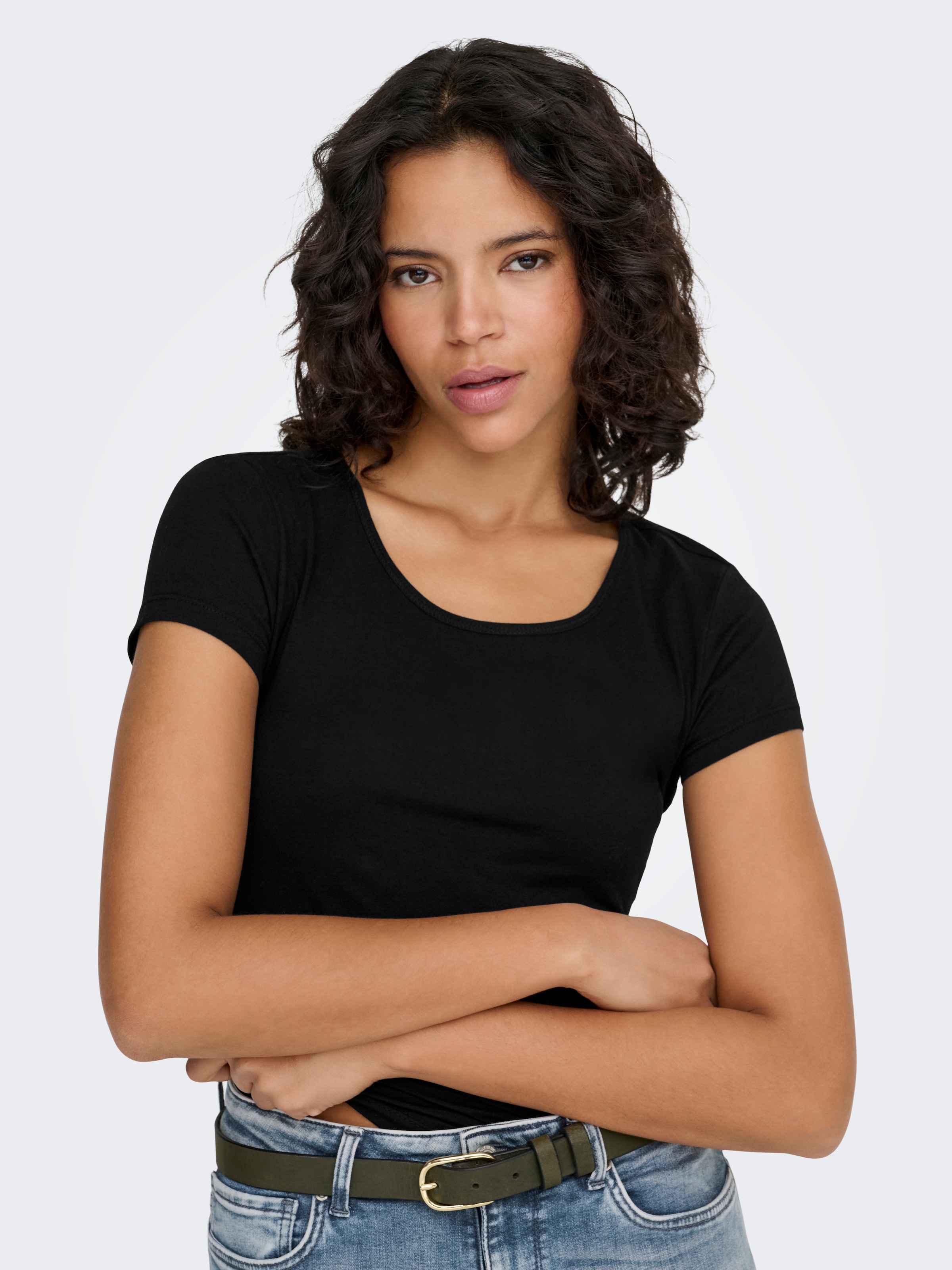 ONLY Rundhalsshirt »ONLLIVE – Rundhalsshirt mit figurbetonter Silhouette« sehr figurbetont, modisch, Baumwollmischung, Jersey, tiefer Rundhals