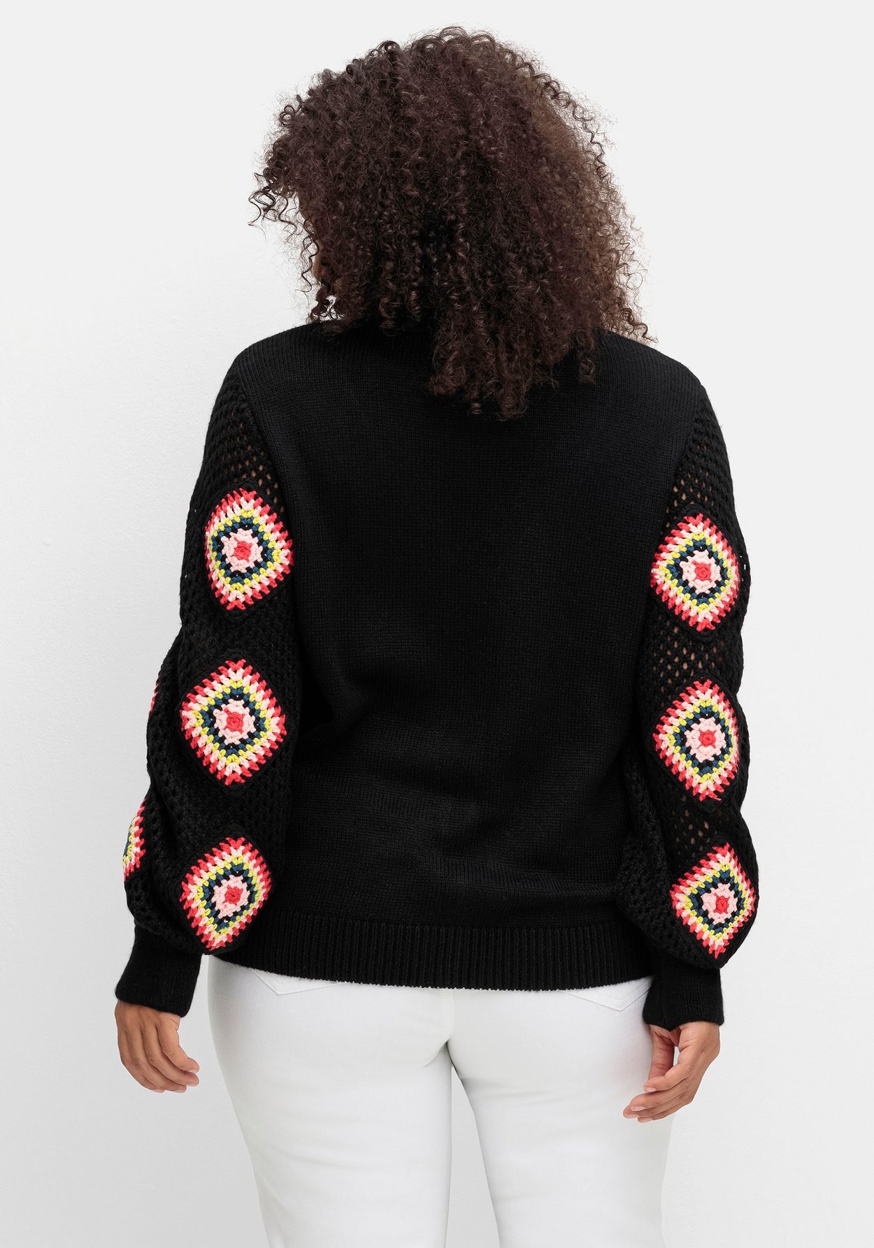 Sheego Strickjacke »Strickjacke mit aufgenähten Häkelpatches«