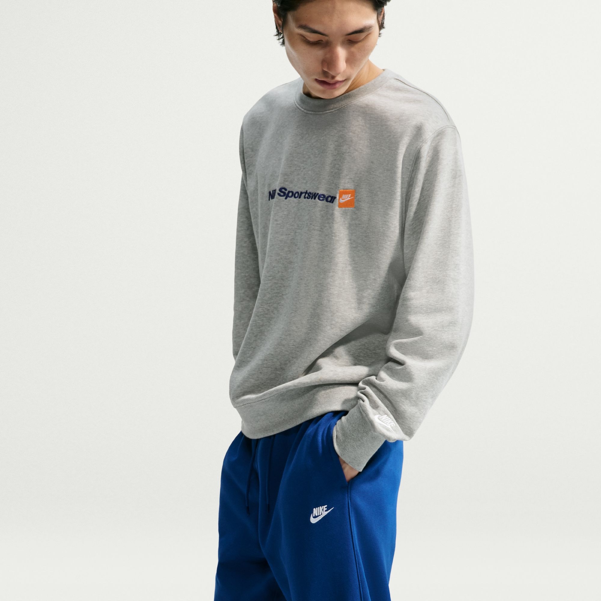 Nike Sportswear Sporthose »M NK CLUB FT JOGGER«  mit Eingrifftaschen und Gesäßtasche mit Druckknopf