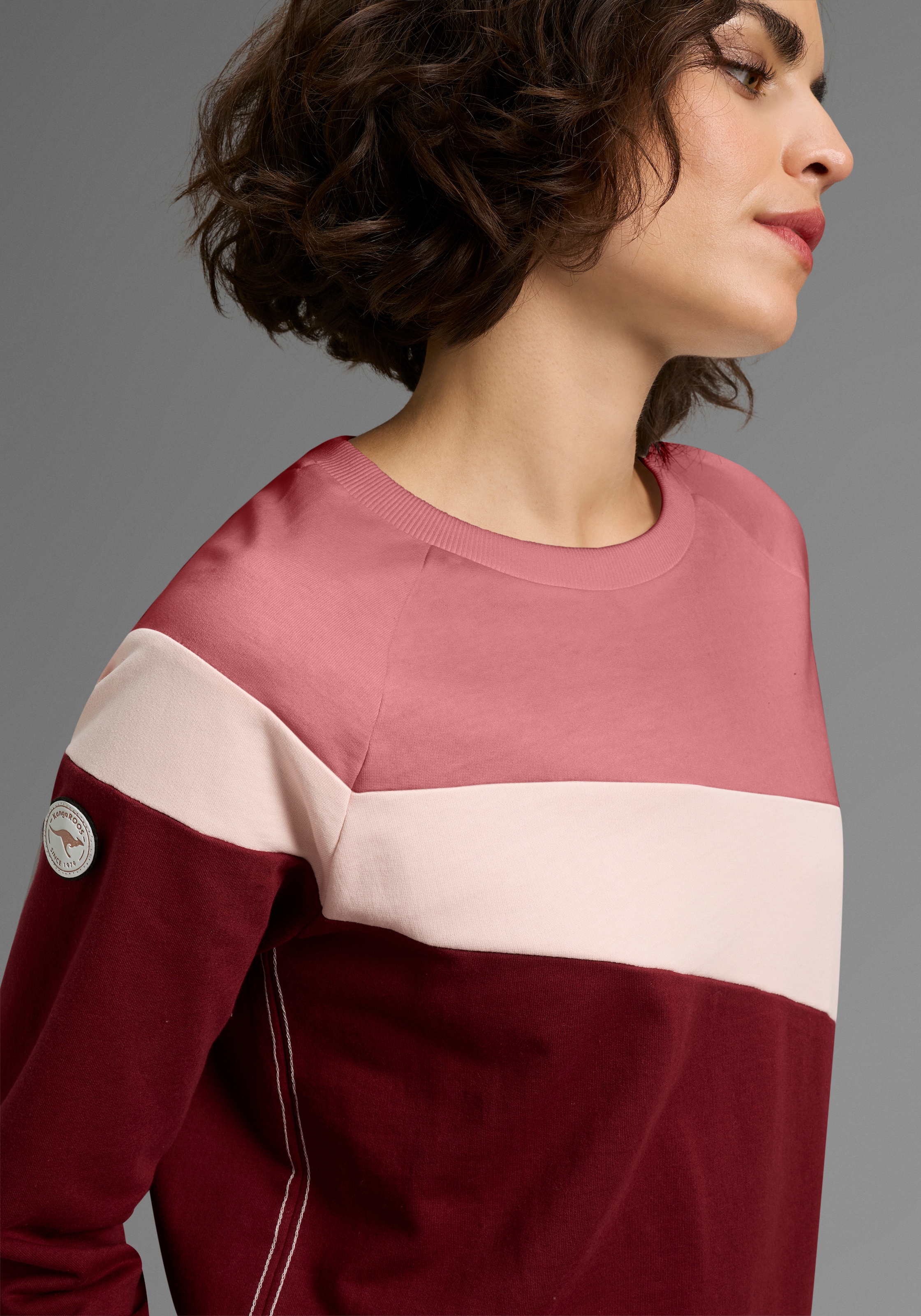 KangaROOS Sweatshirt , im Colorblock Design mit süßen Details
