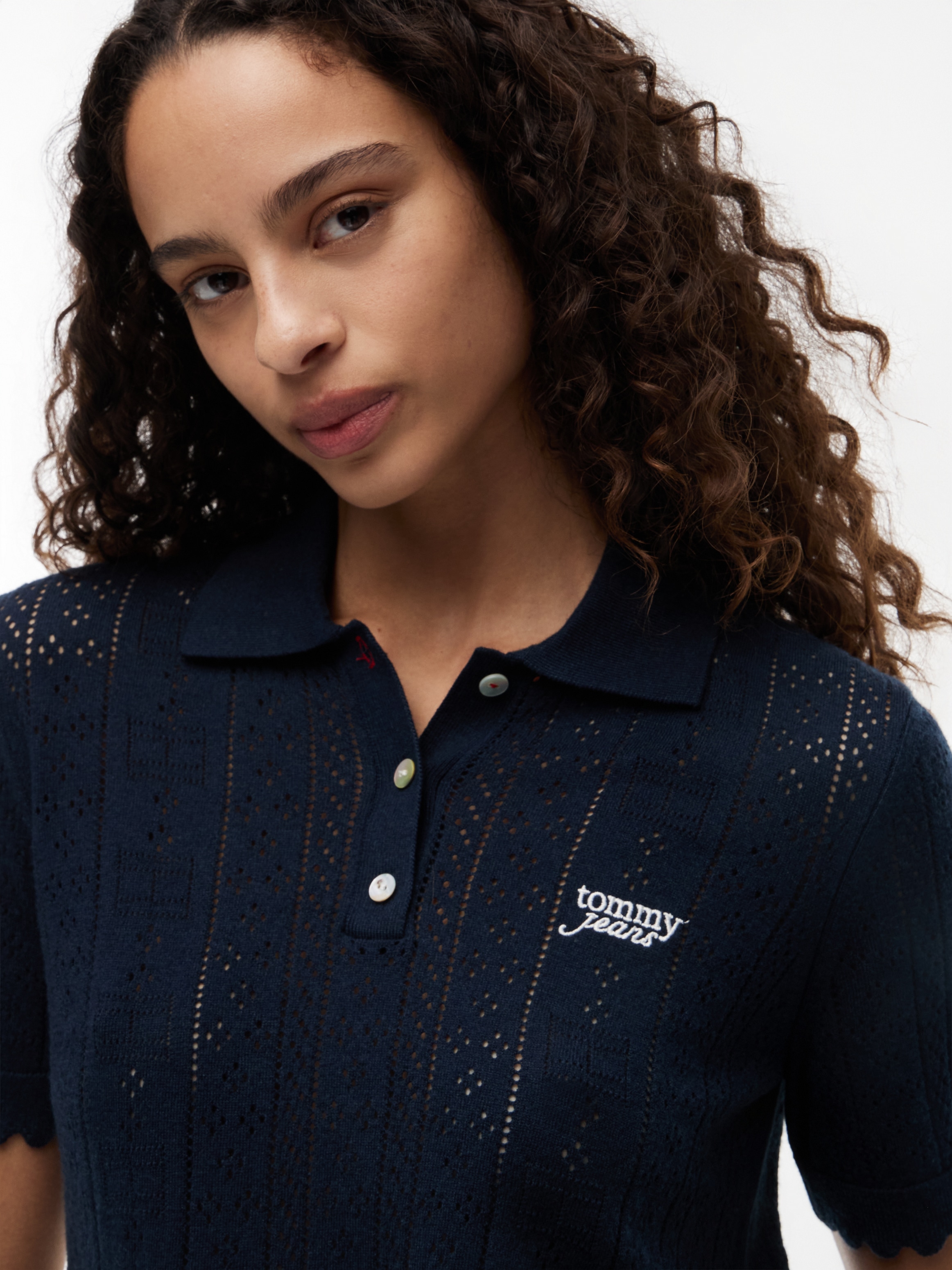 Tommy Jeans Kurzarmpullover »TJW POINTELLE POLO SWEATER« Viskosemischung, Pointelle Strickmuster, gewellte Säume
