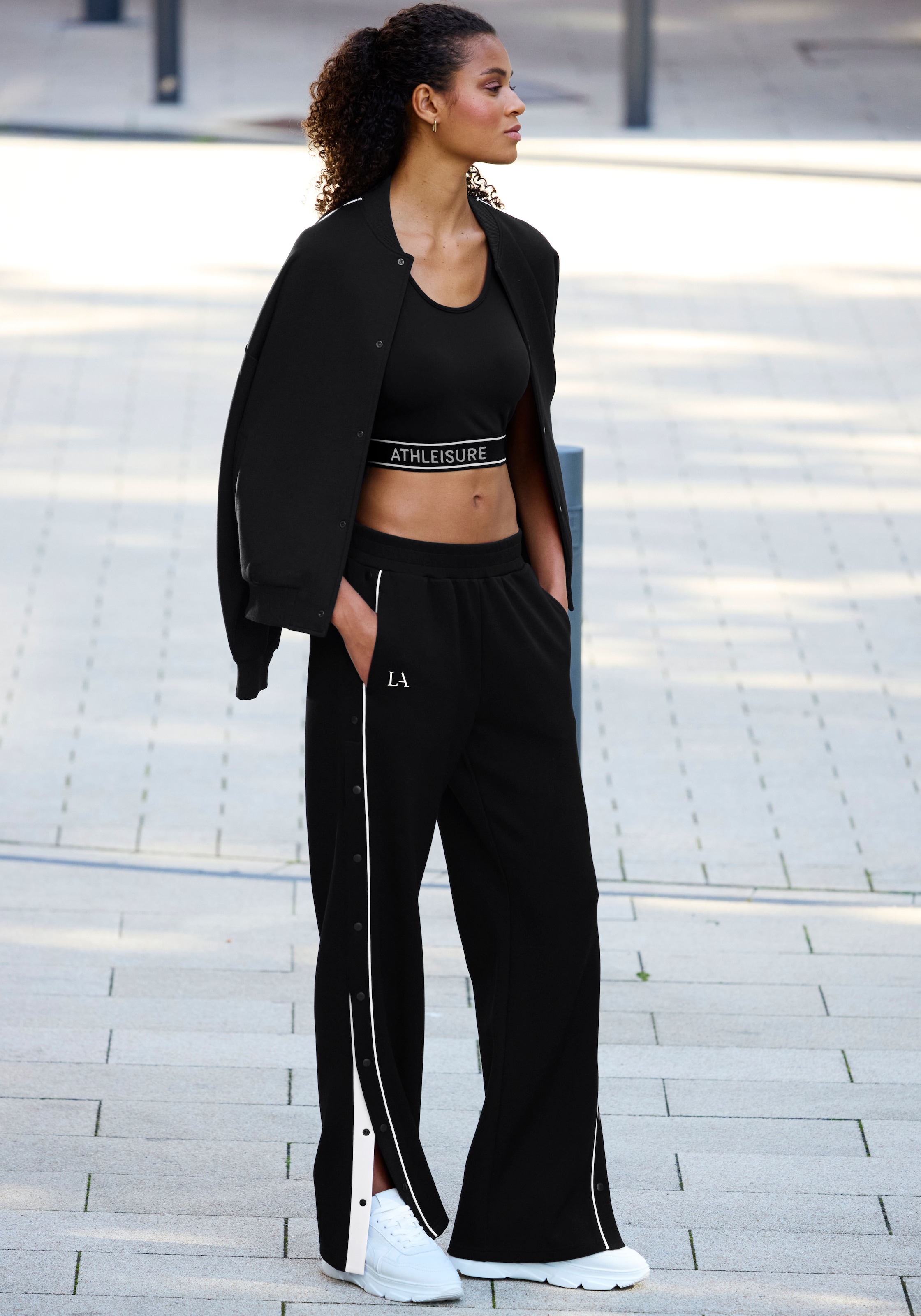LASCANA ACTIVE Jogginghose  mit seitlicher Knopfleiste, Sweathose, Relaxhose, Baggy Pants