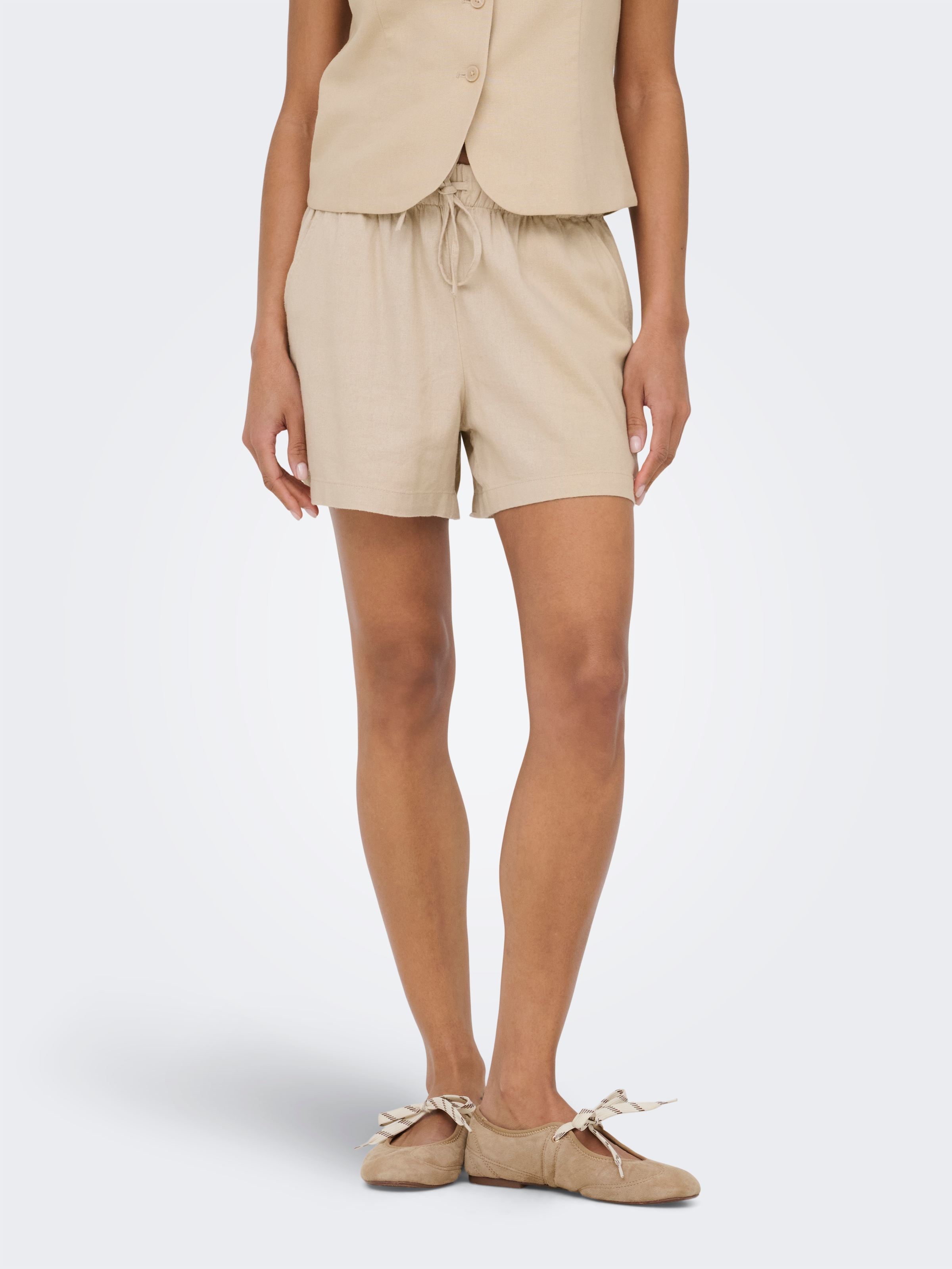 ONLY Shorts »ONLGOA MW LIN BL PULL-UP SHORTS CC PNT«  mit Leinen