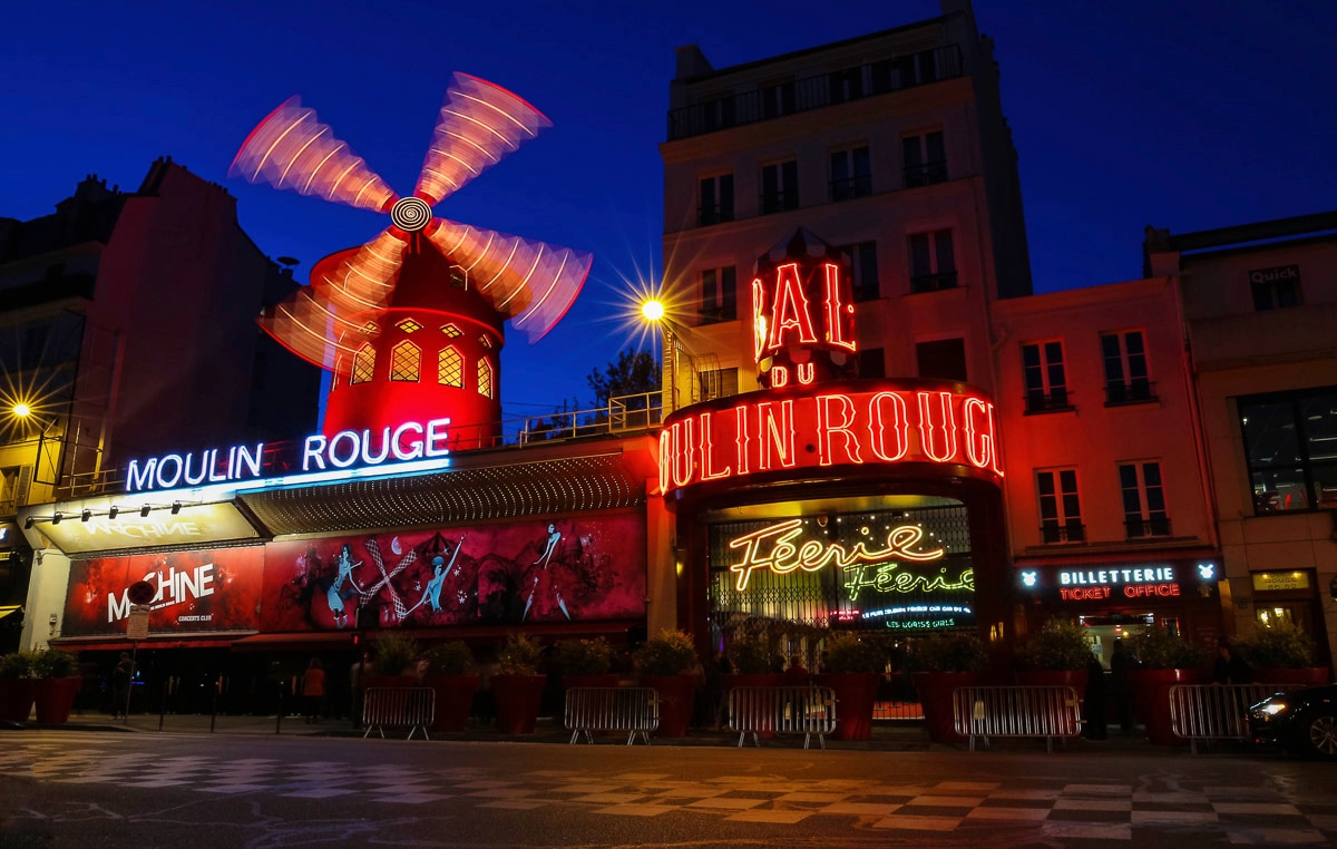 Papermoon Fototapete »Gebäude mit Windmühle« in bunt, Größe B/L: 5 m m x 2,8 m m