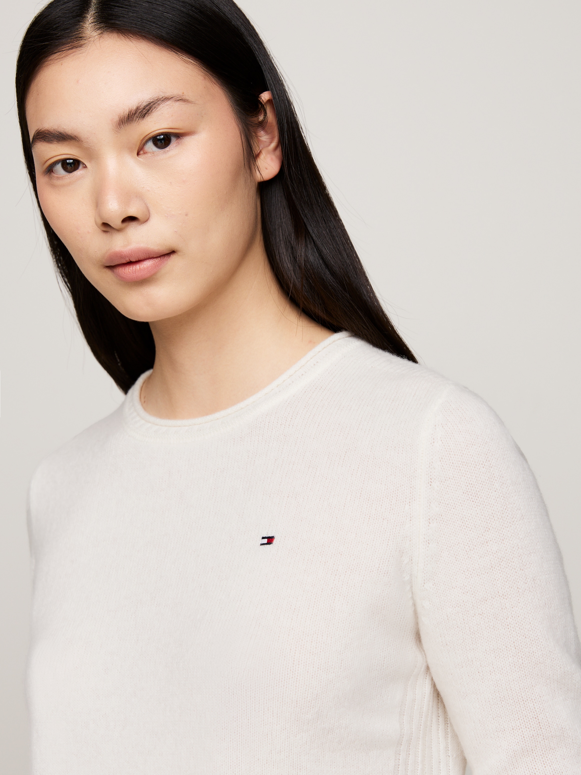 Tommy Hilfiger Strickpullover »SOFT WOOL C-NK SWEATER«, mit Logostickerei, aus 100% Wolle