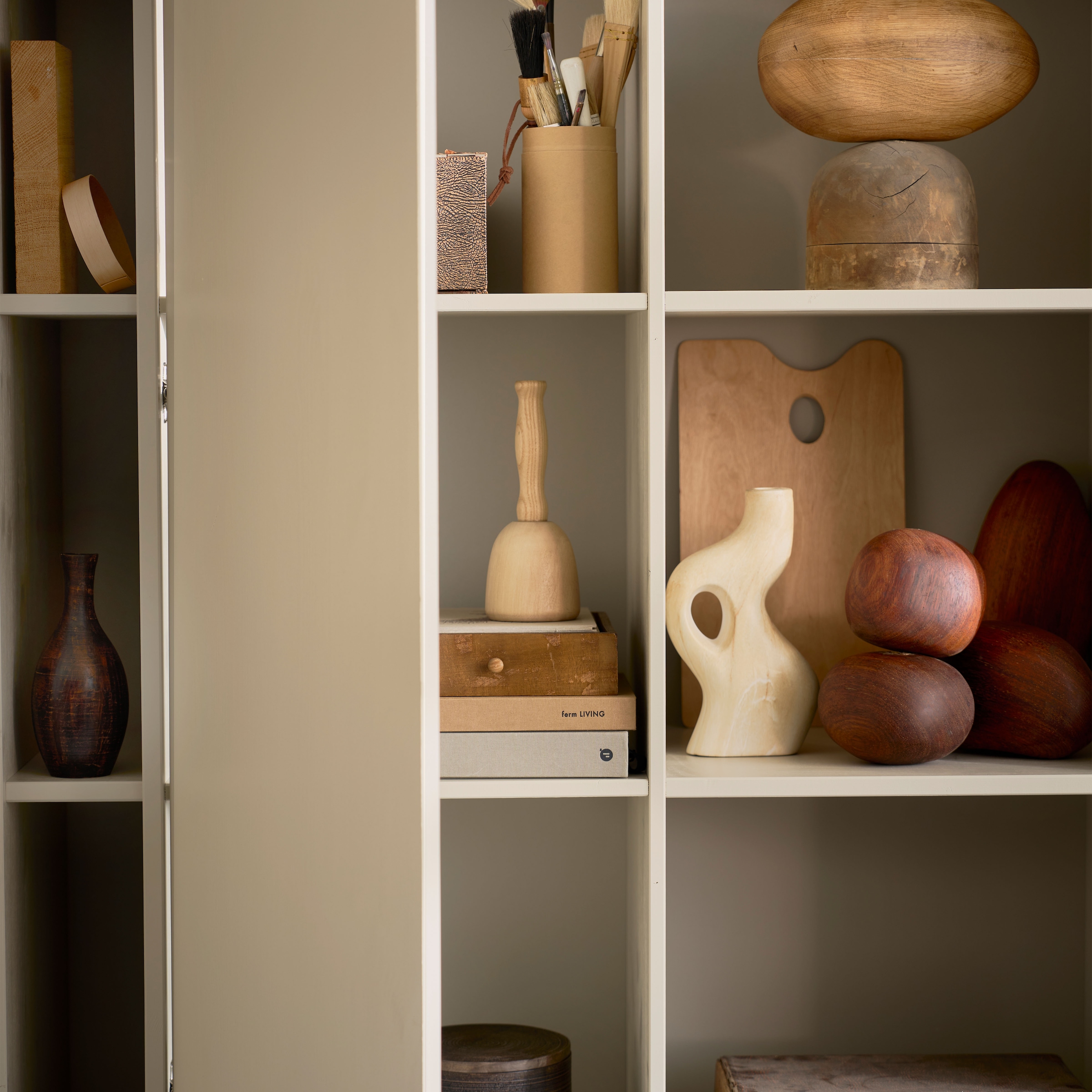 WOOOD Garderobenschrank »vtwonen SETTLE DOWN ABLAGESCHRANK 108CM KIEFER DUST [fsc]« Settle Down Aufbewahrungsschrank, FSC-Kiefer, Push-to-Open