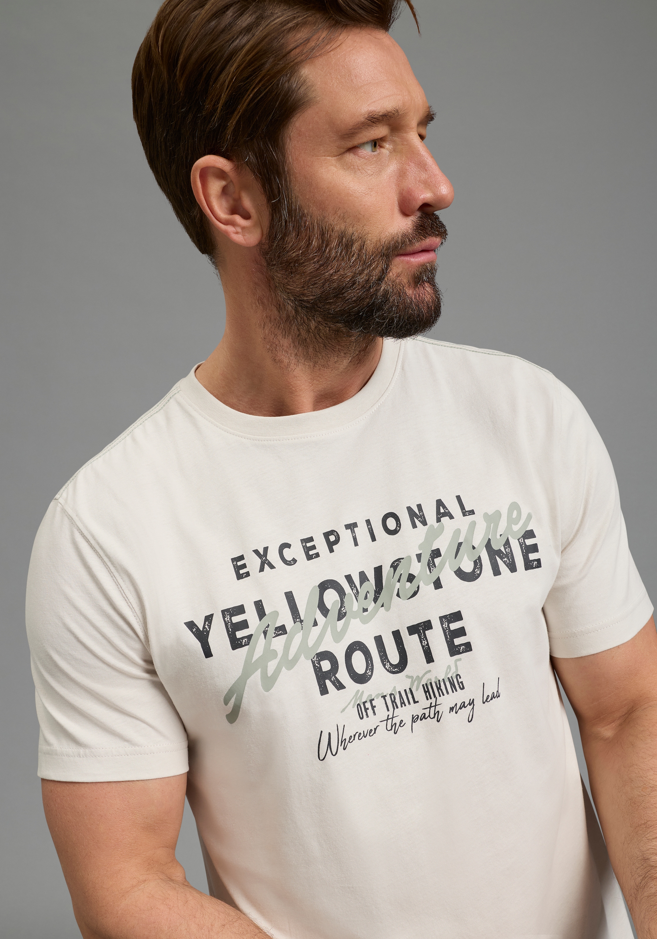 Man's World Rundhalsshirt »Neue Kollektion!« normale Passform, Kurzarm, mit Print-Applikation