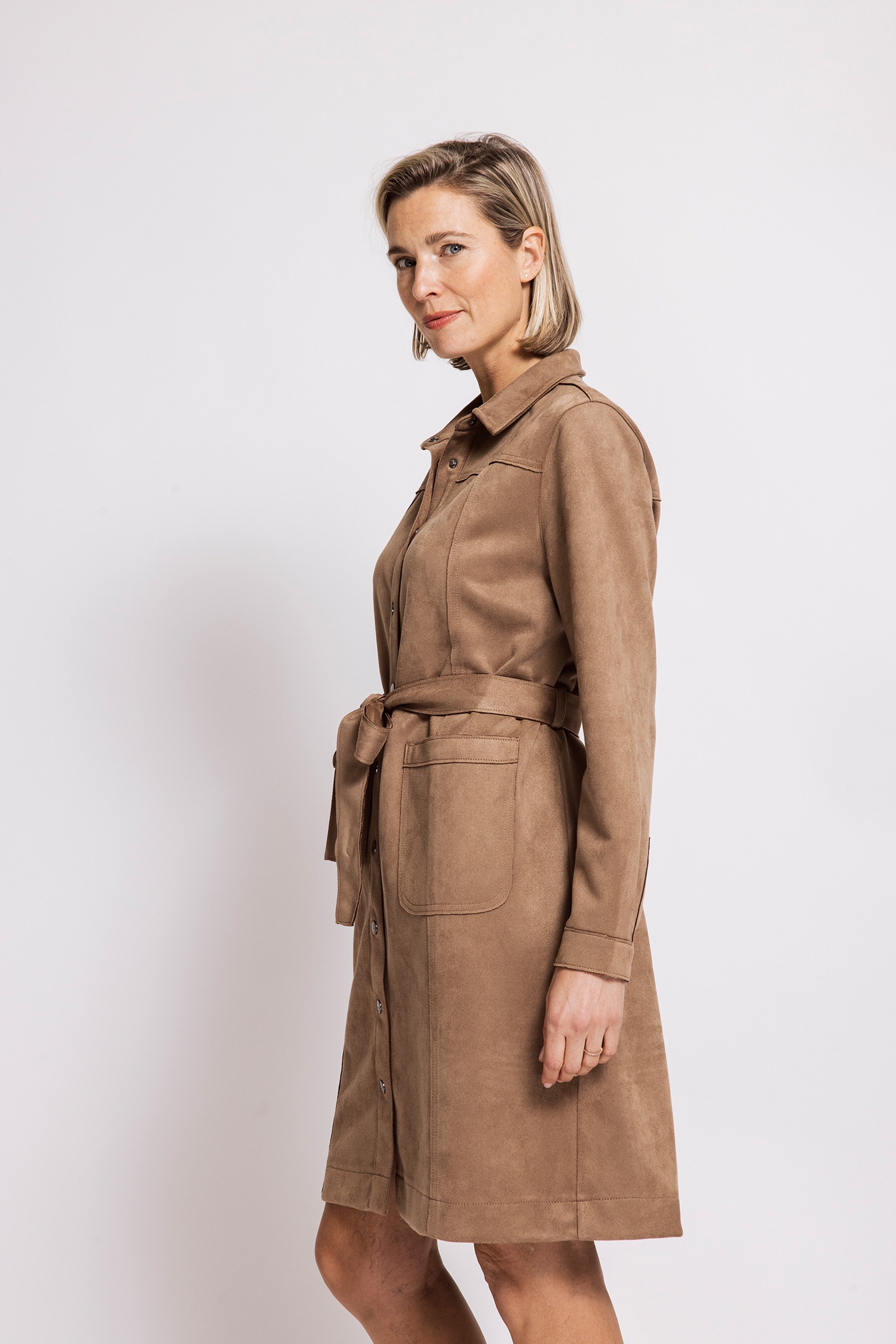 Zhrill Hemdblusenkleid »ADENI« aufgesetzte Taschen Velours-Optik, unifarben, mit Bindegürtel