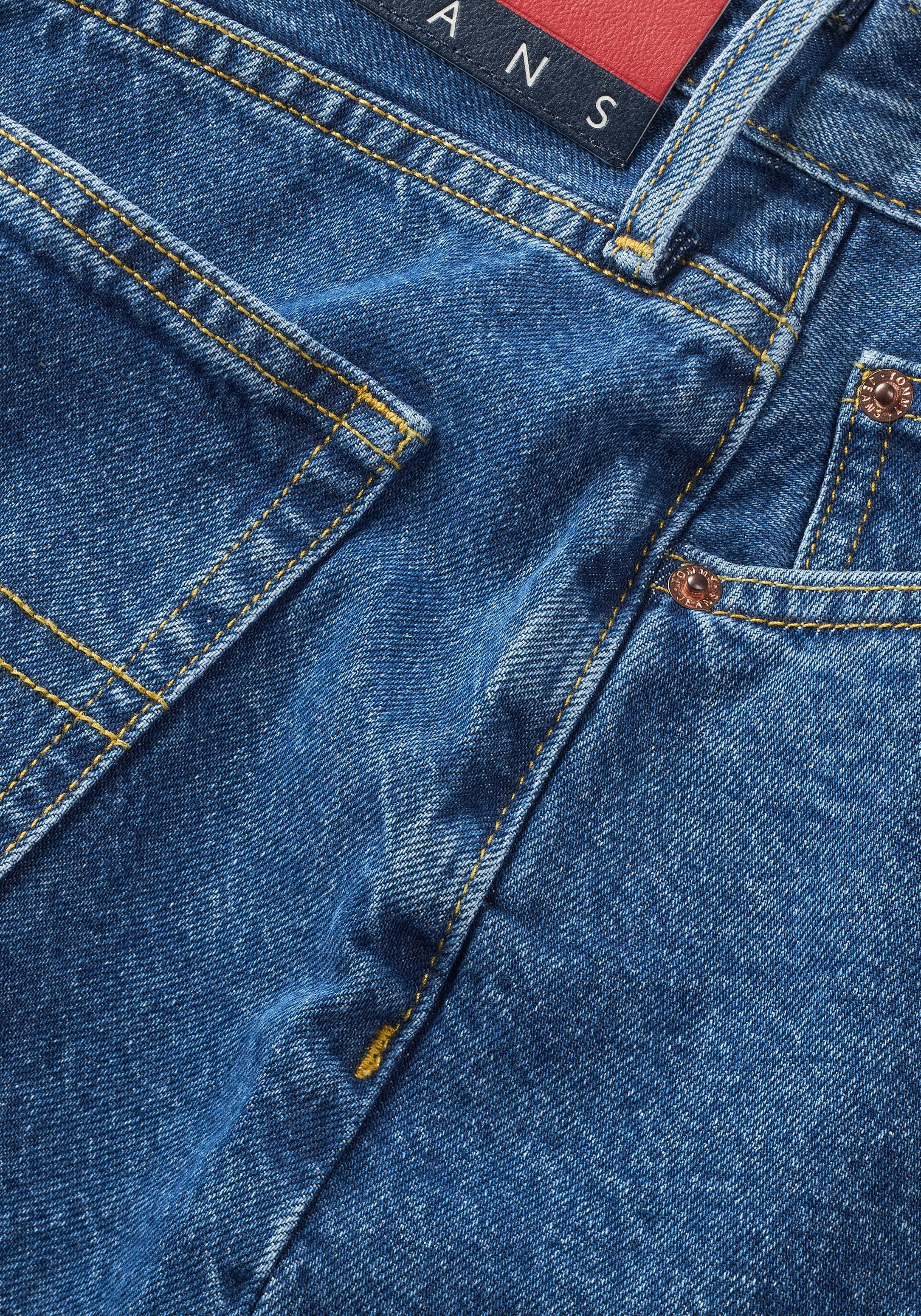 Tommy Jeans Jeansrock »MOM UH SKIRT AH4035«, Webrock mit Logostickerei