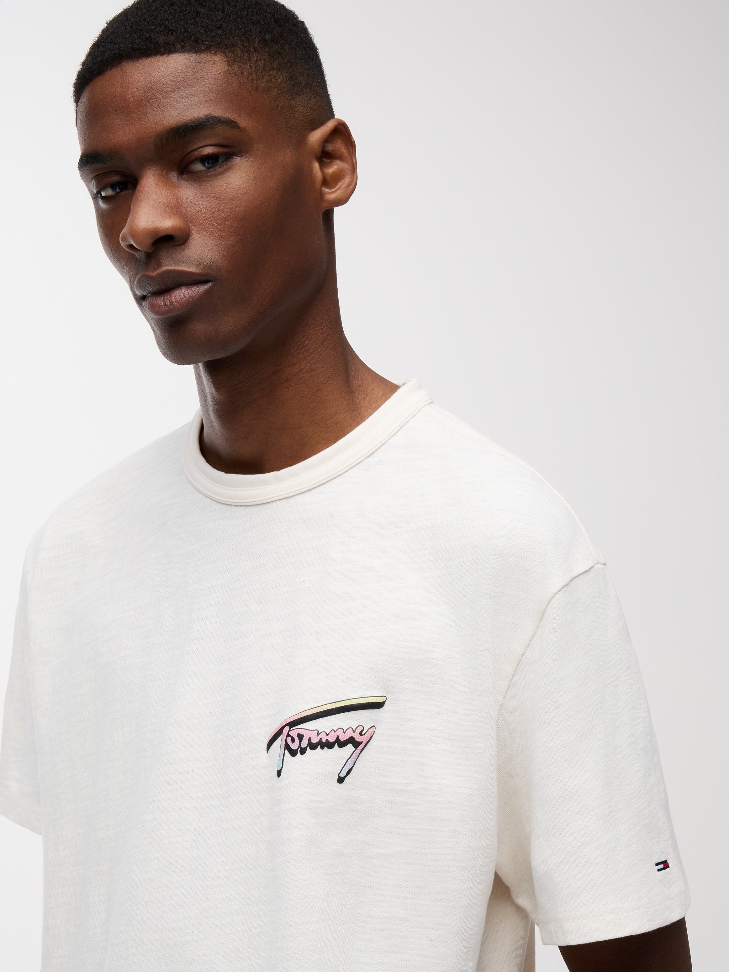 Tommy Jeans T-Shirt »TJM RELAXED NOVELTY« relaxed Fit mit strukturierter Rückengrafik
