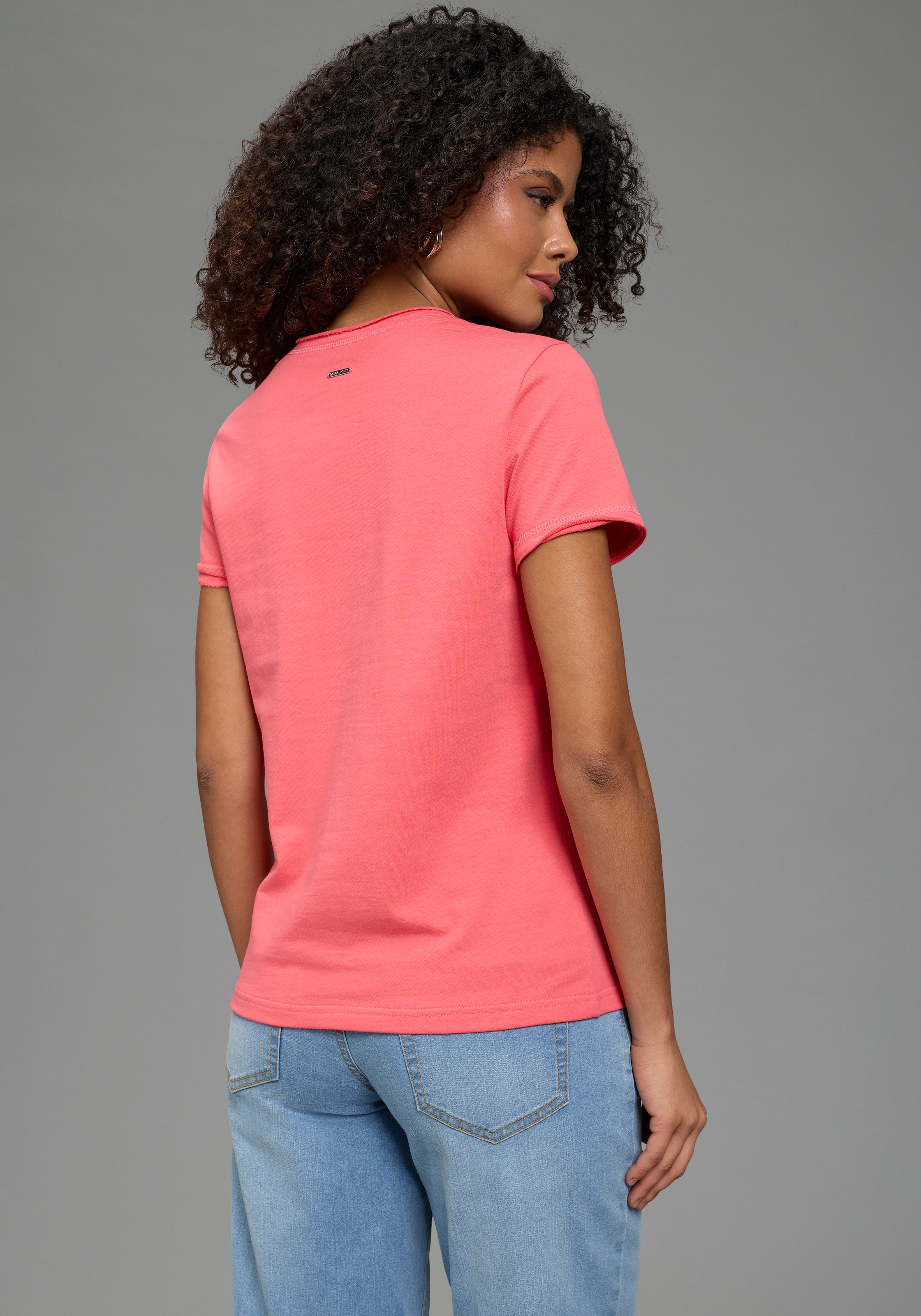 Laura Scott T-Shirt mit V-Ausschnitt und geschnittener Kante, erhabener Frontprint