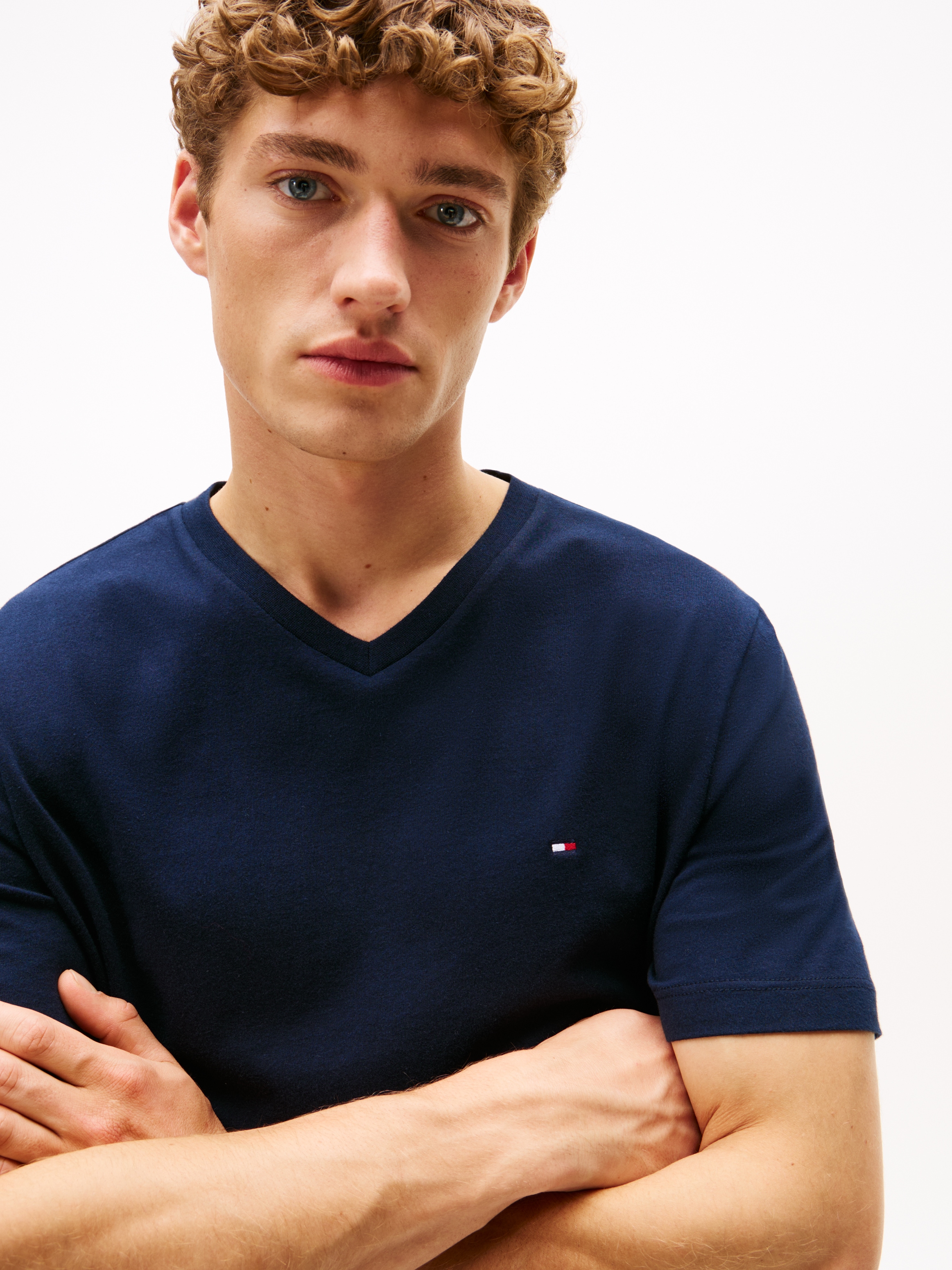 Tommy Hilfiger V-Shirt »ESSENTIAL V-NECK TEE mit V-Ausschnitt und Markenlabel«, unifarben, casual, regular fit, Baumwolle, V-Ausschnitt