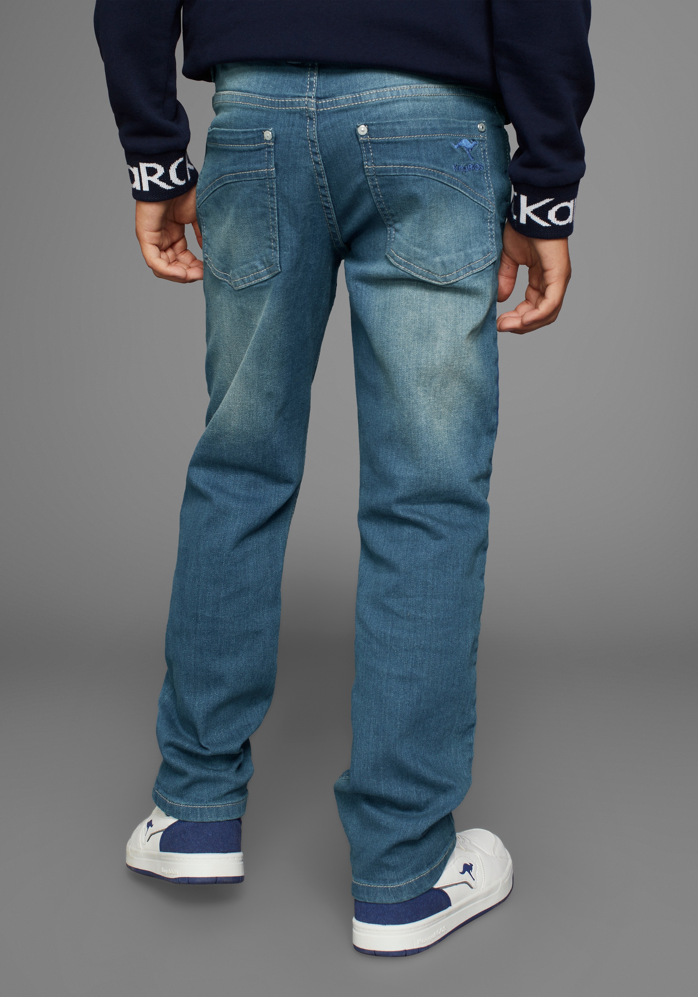 KangaROOS Stretch-Jeans », regular fit mit geradem Beinverlauf«, mit Logo-Stickerei hinten