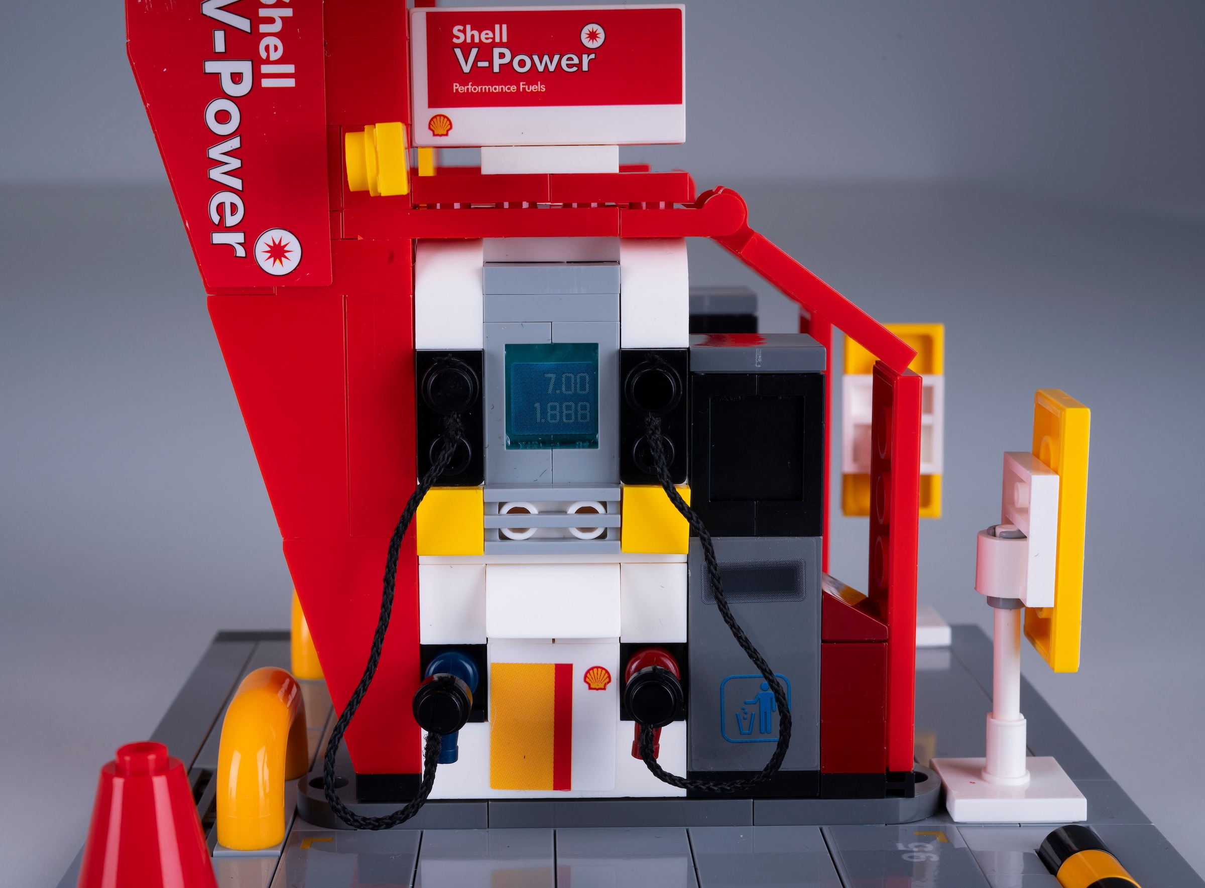 Jamara Konstruktions-Spielset »CaDA, Shell Tankstelle Bricks«, (305 St.)
