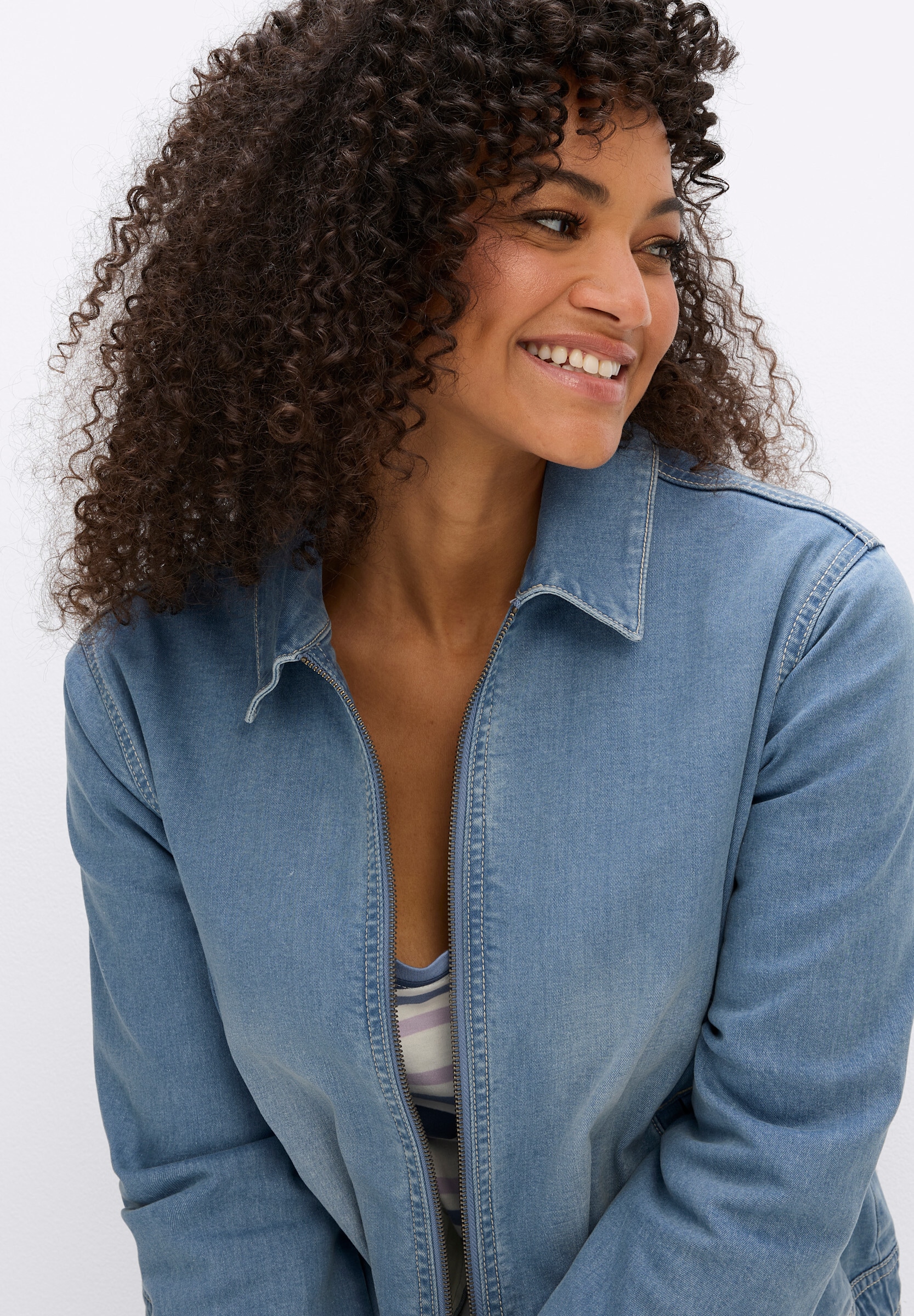 Sheego Jeansjacke »Jeans-Jacke Jeansjacke mit Used-Effekten« ohne Kapuze