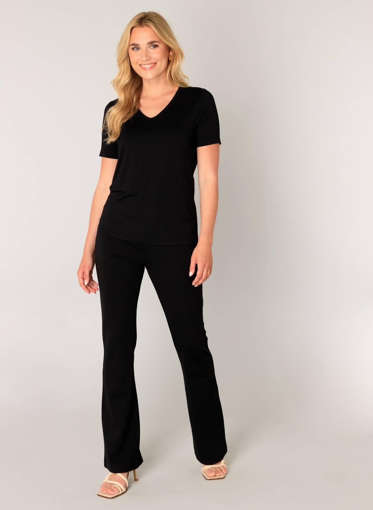 Base Level T-Shirt »Yanic«, mit V-Ausschnitt