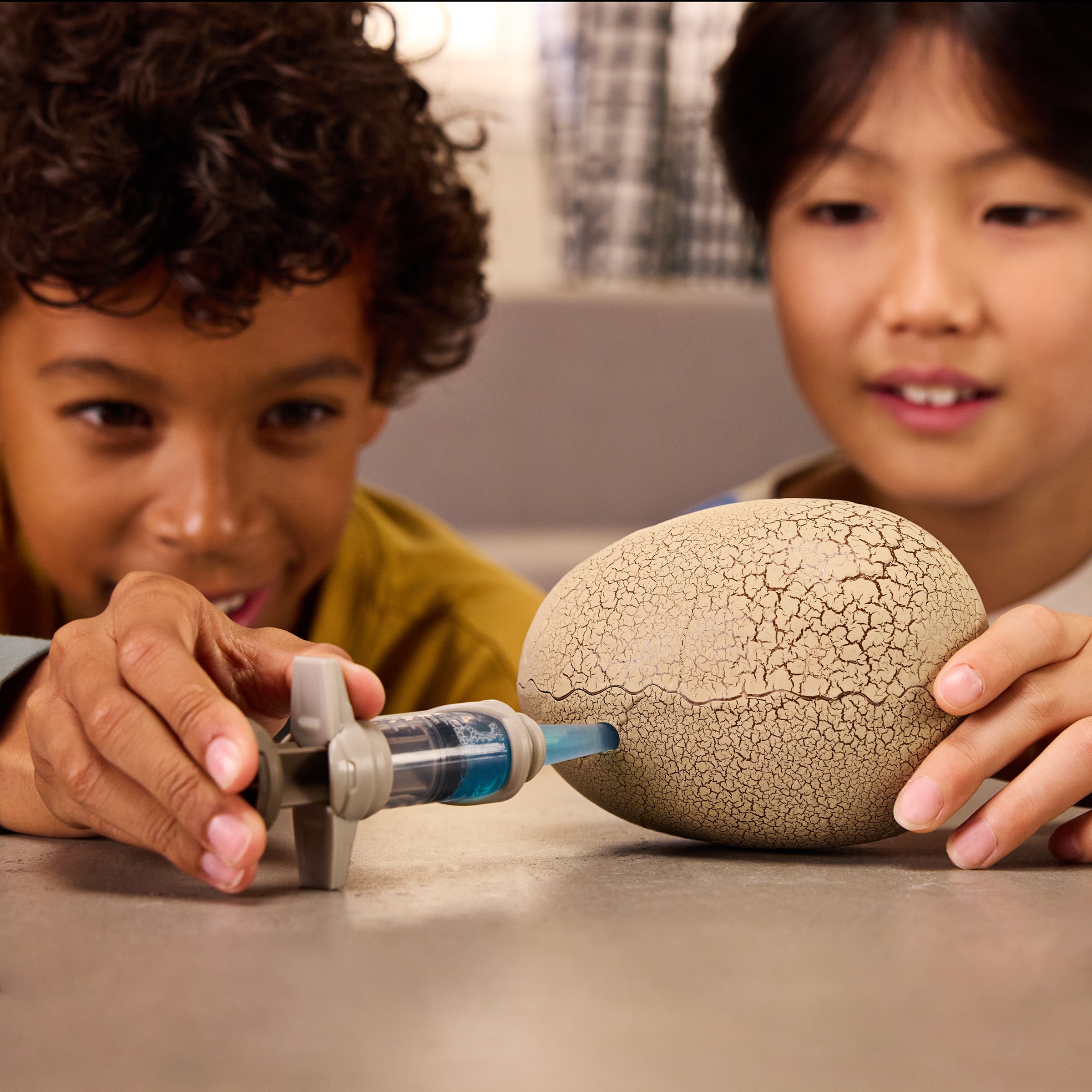 Spin Master Spielfigur »Primal Hatch Hybrid Dinos - Dino Actionfigur im Ei« mit Schlüpffunktion; sortierte Lieferung