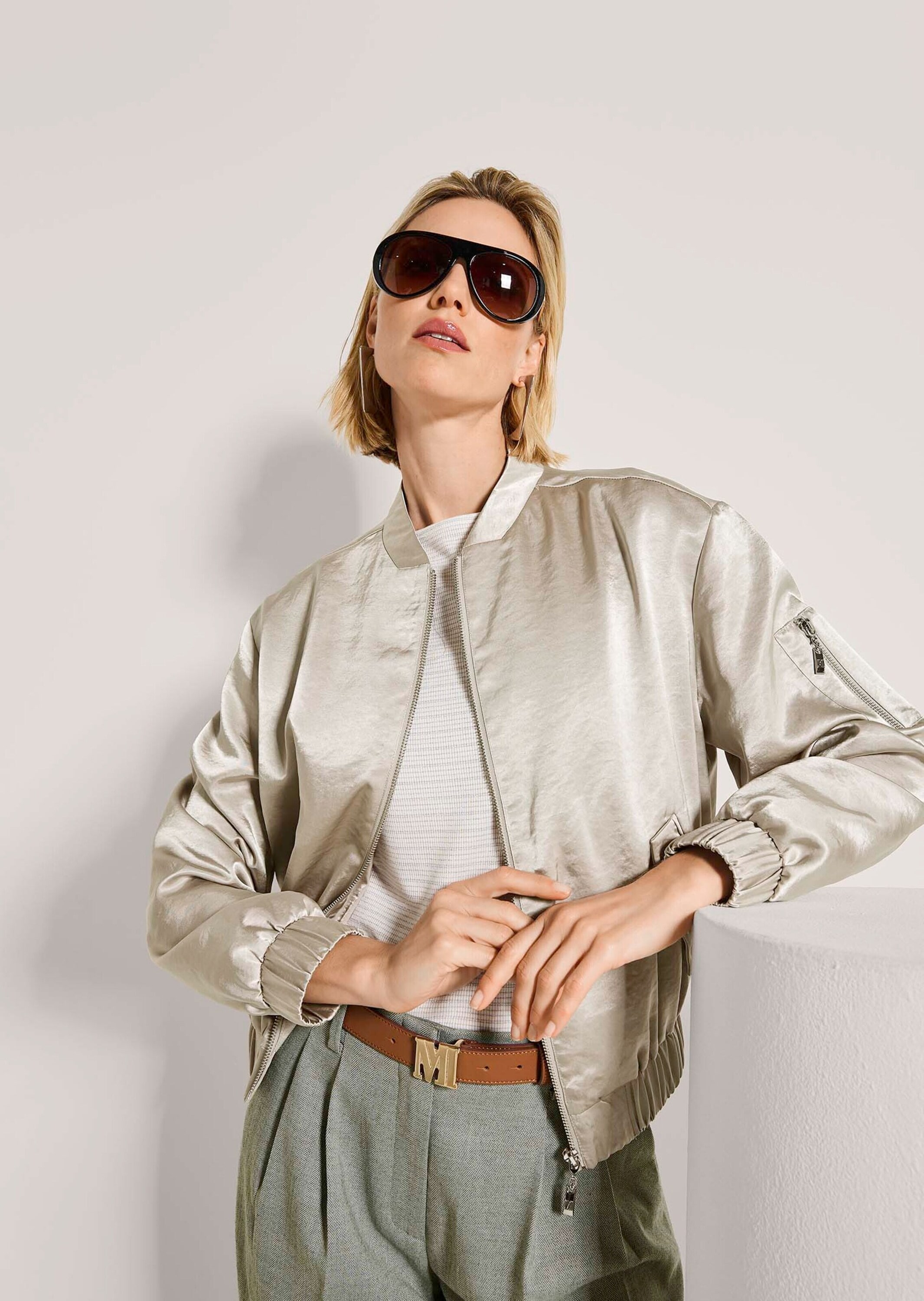 MADELEINE Kurzjacke »Blouson Elegante Glanzjacke mit Stehbund« leicht schimmernde Ware